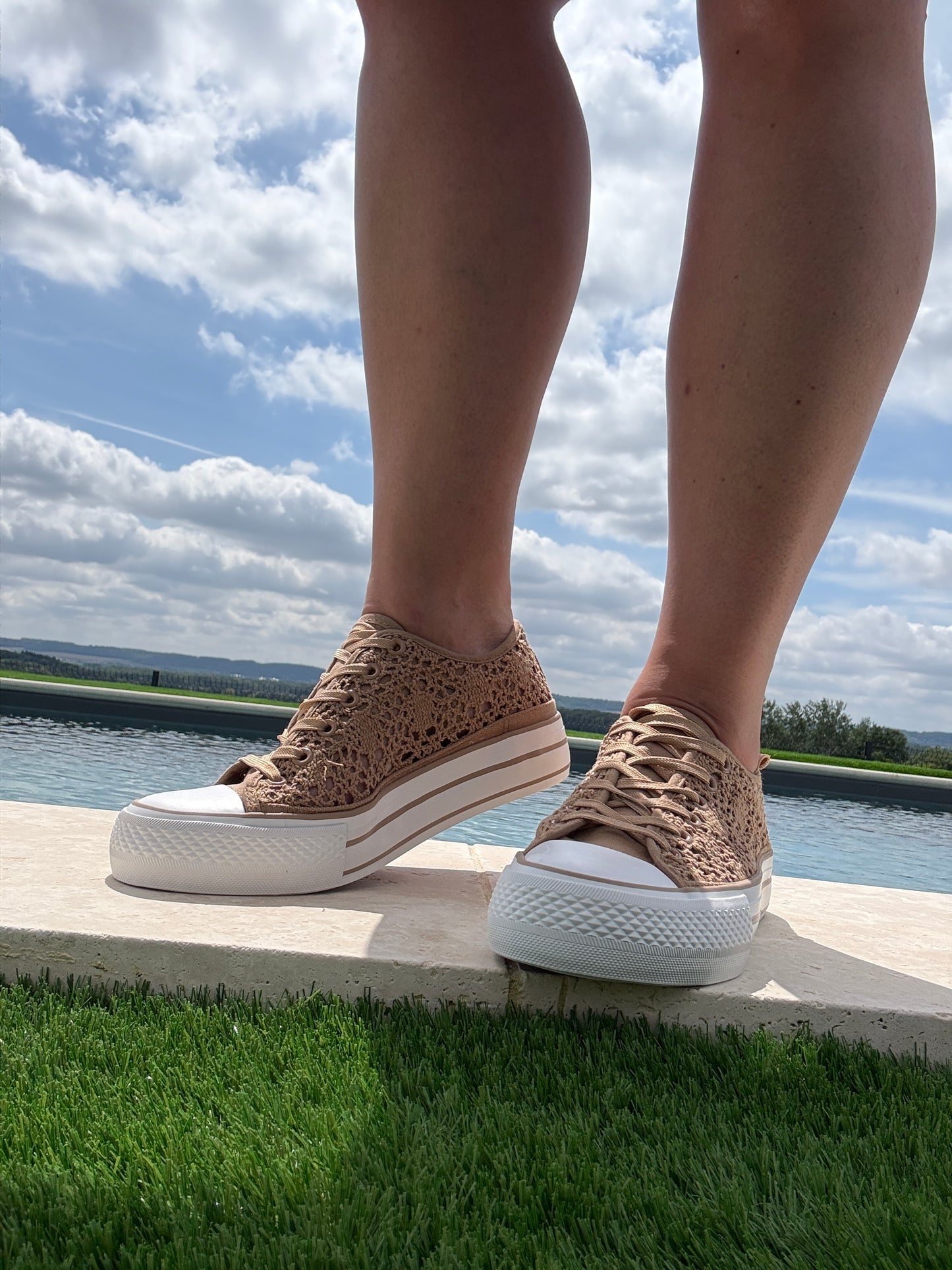Chaussures baskets basses à dentelle beige foncé en tissu style converse