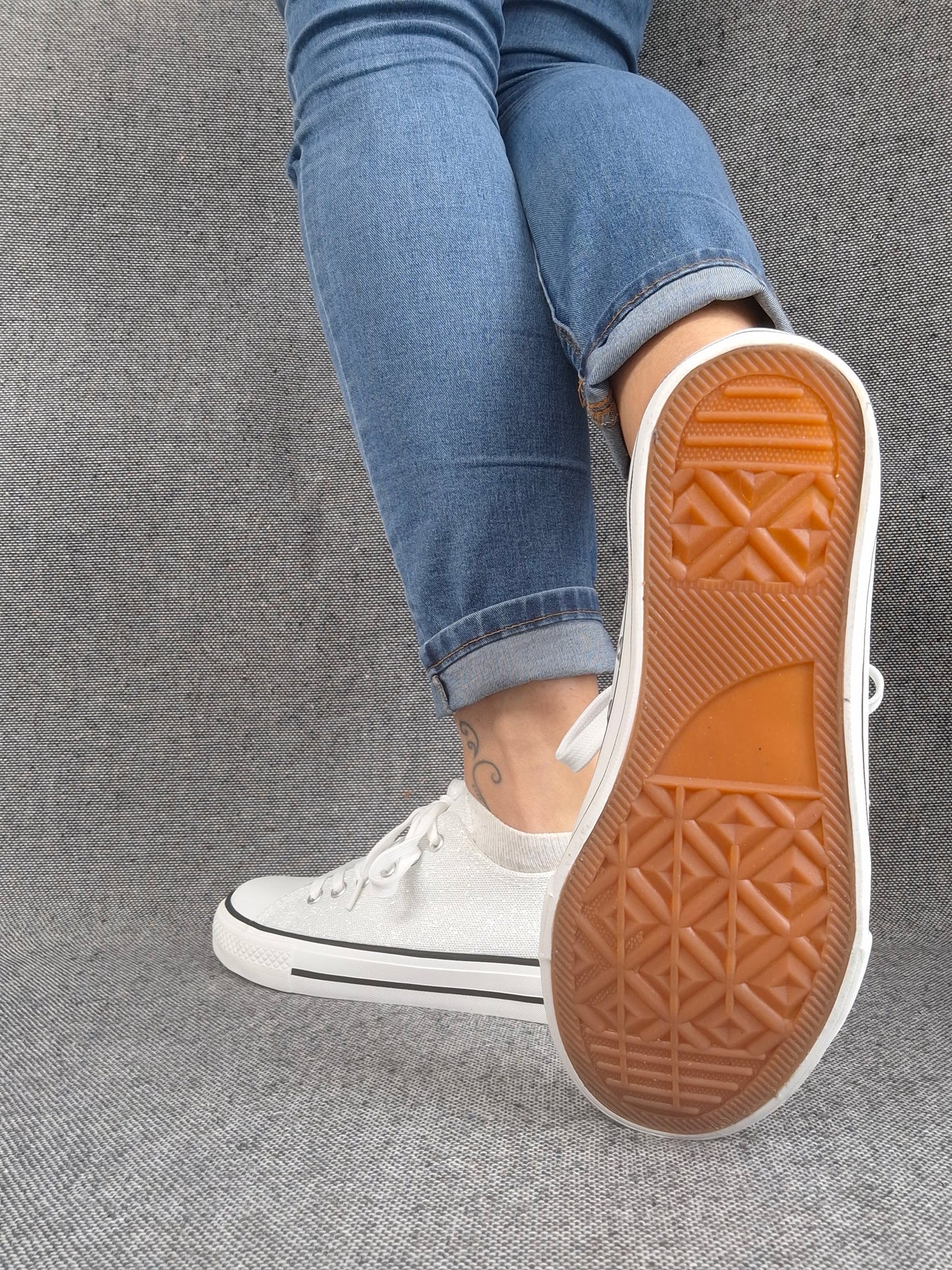 Chaussures baskets basses gris pailleté et blanc style converse