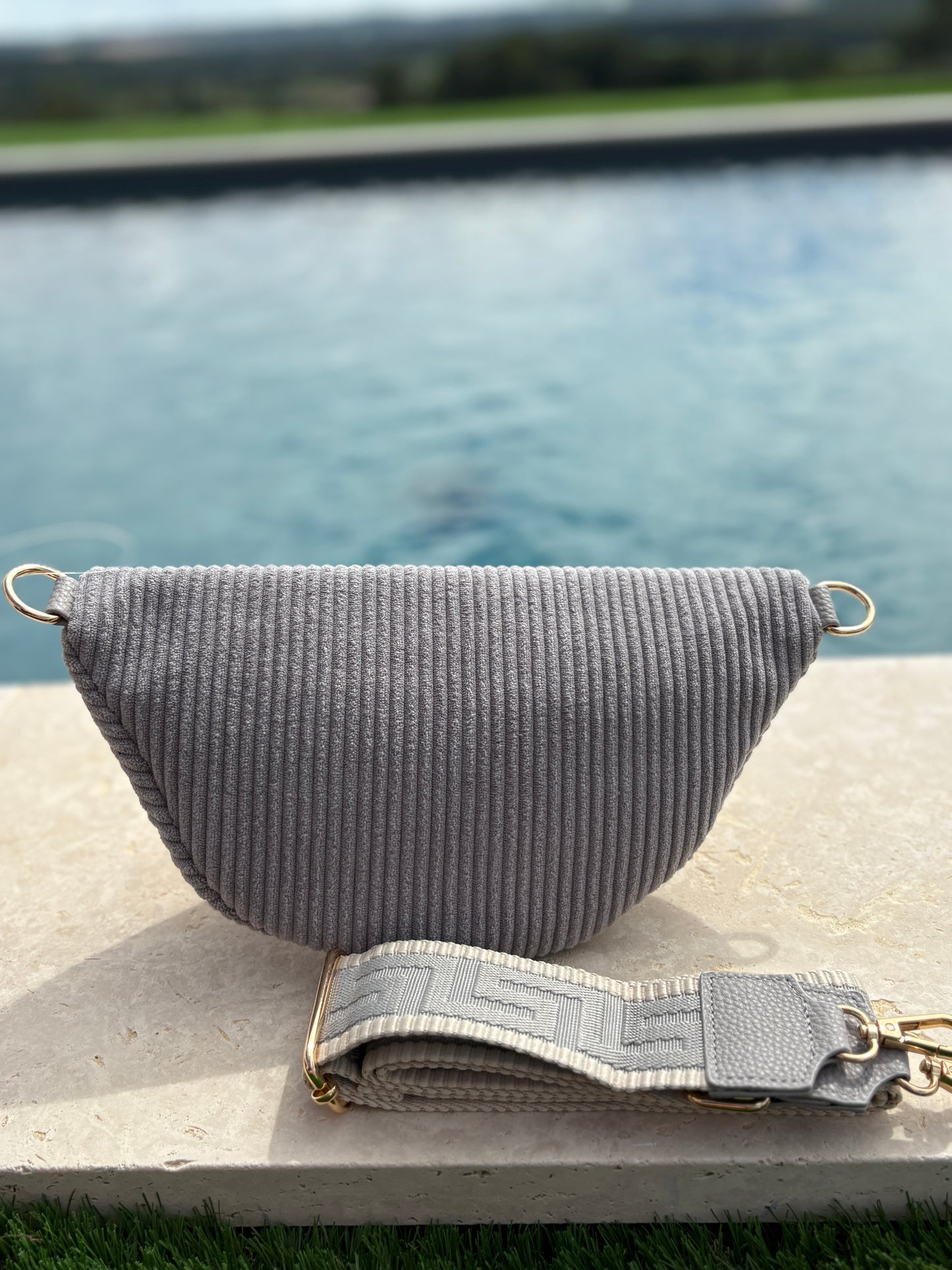 Sac banane velours côtelé 2 poches gris sangle fantaisie