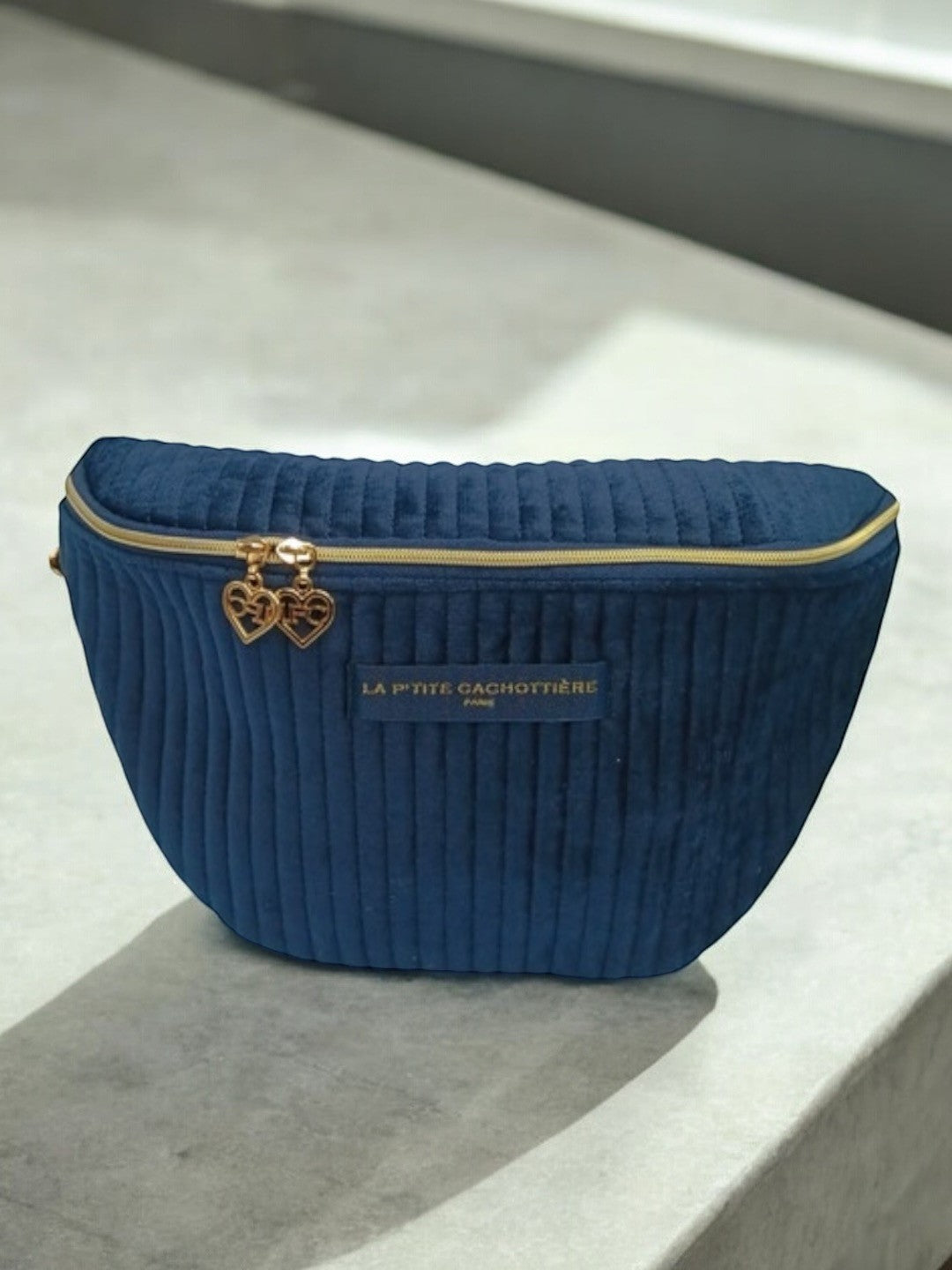 Sac banane en velours côtelé bleu marine “La P’tite cachottière”