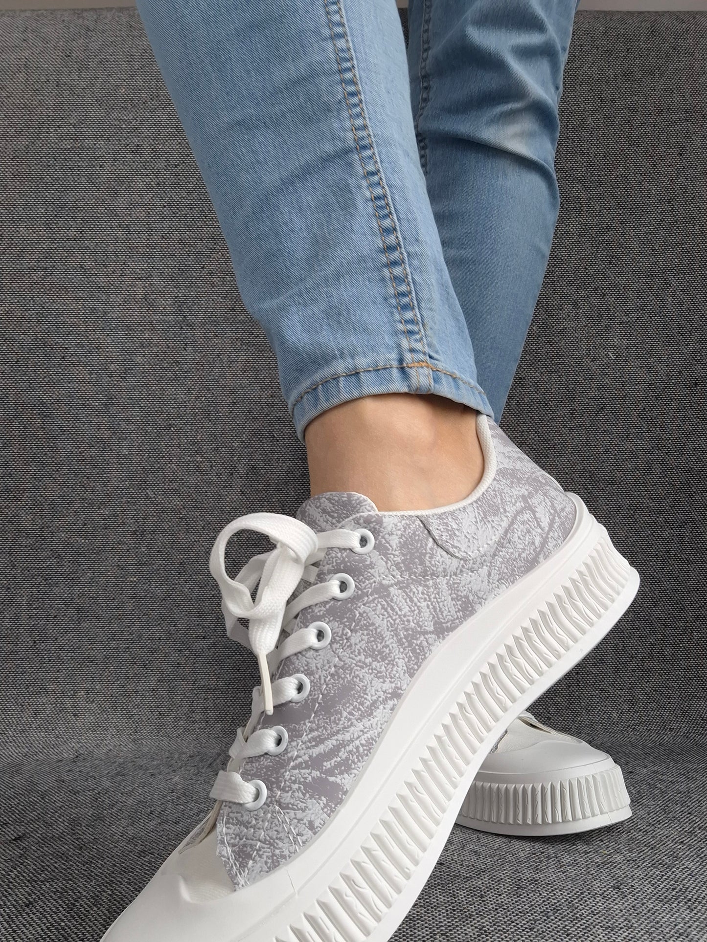 Chaussures baskets basses en tissu gris violet strié blanc