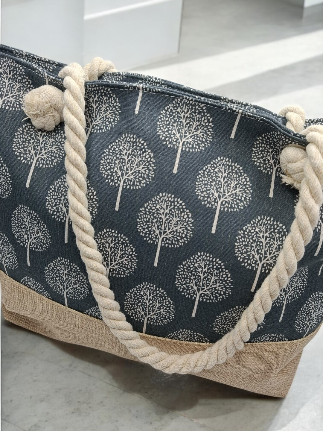 Sac à main de plage porté à l’épaule gris motifs arbres