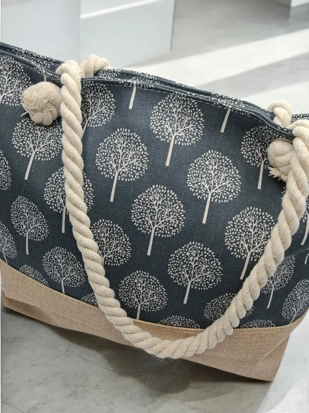 Bolso de playa de hombro gris con motivos de árboles