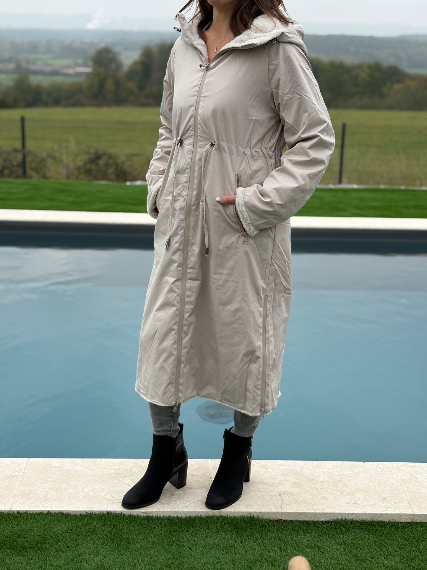 Melya Melody - Manteau long réversible blanc crème fausse fourrure avec capuche et cordons de serrage à la taille