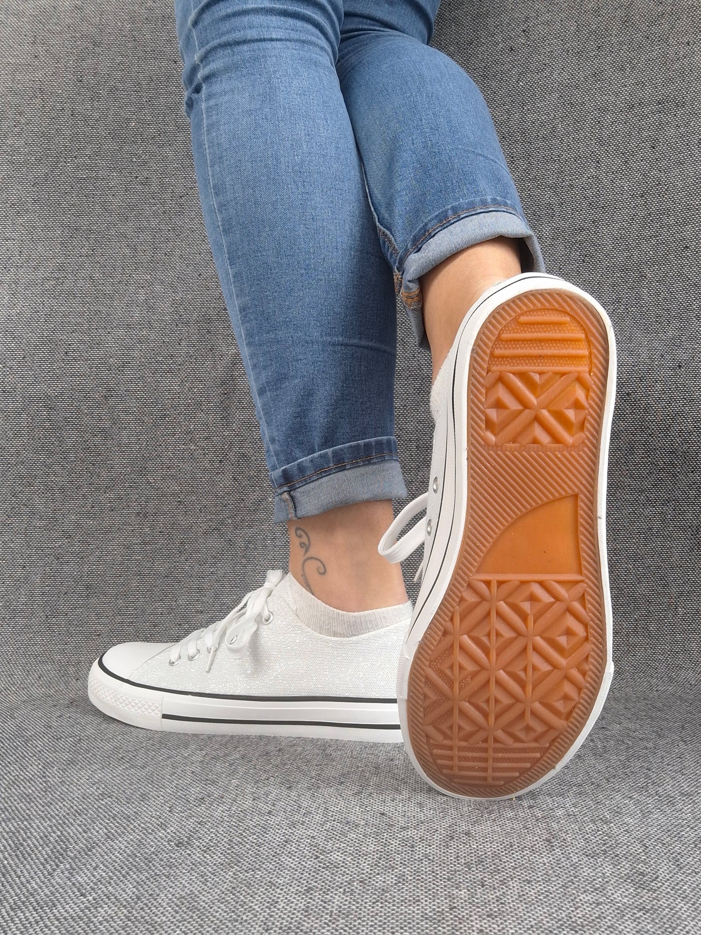 Chaussures baskets basses gris pailleté et blanc style converse