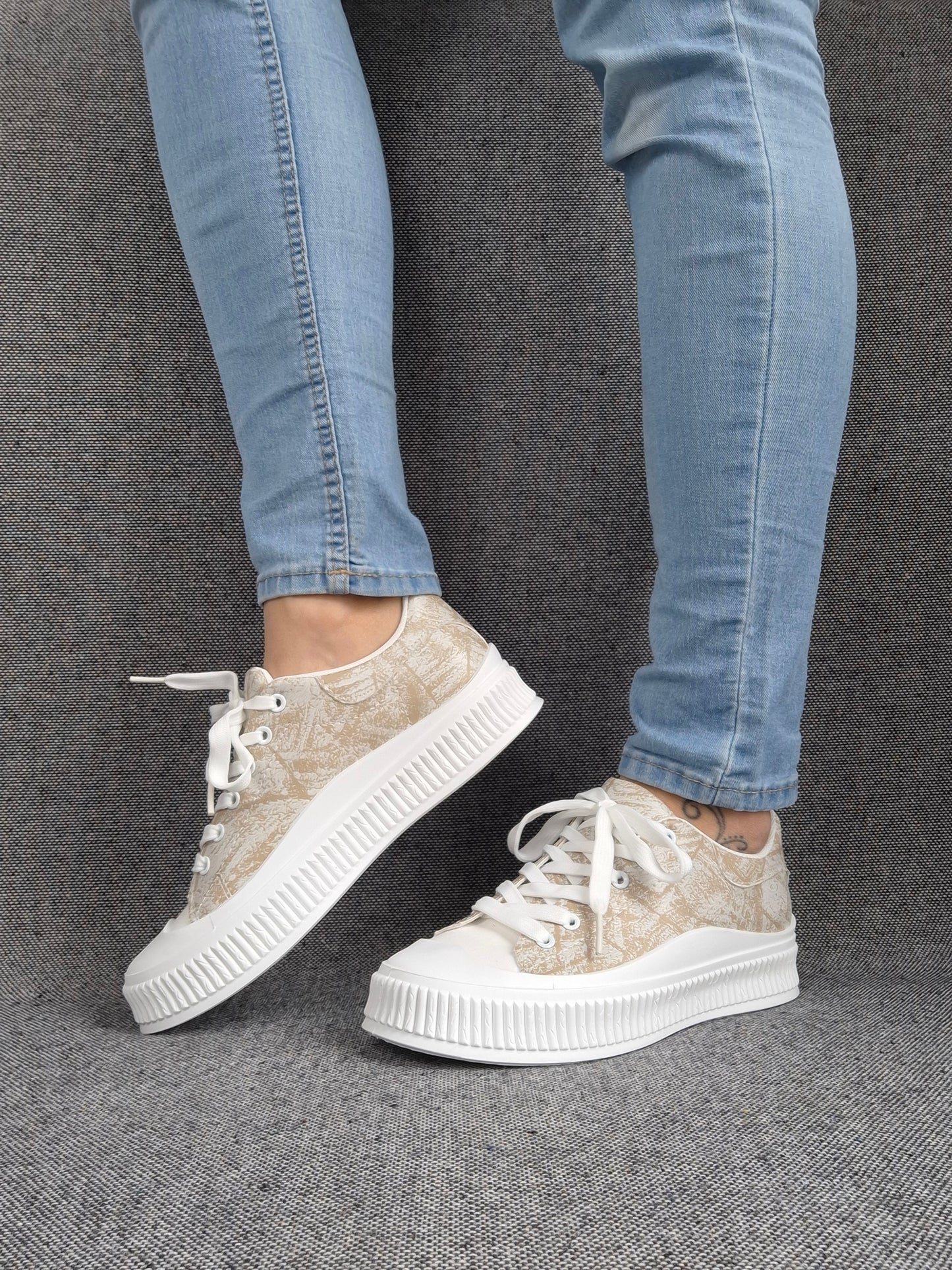 Chaussures baskets basses en simili beige strié et blanc type converse