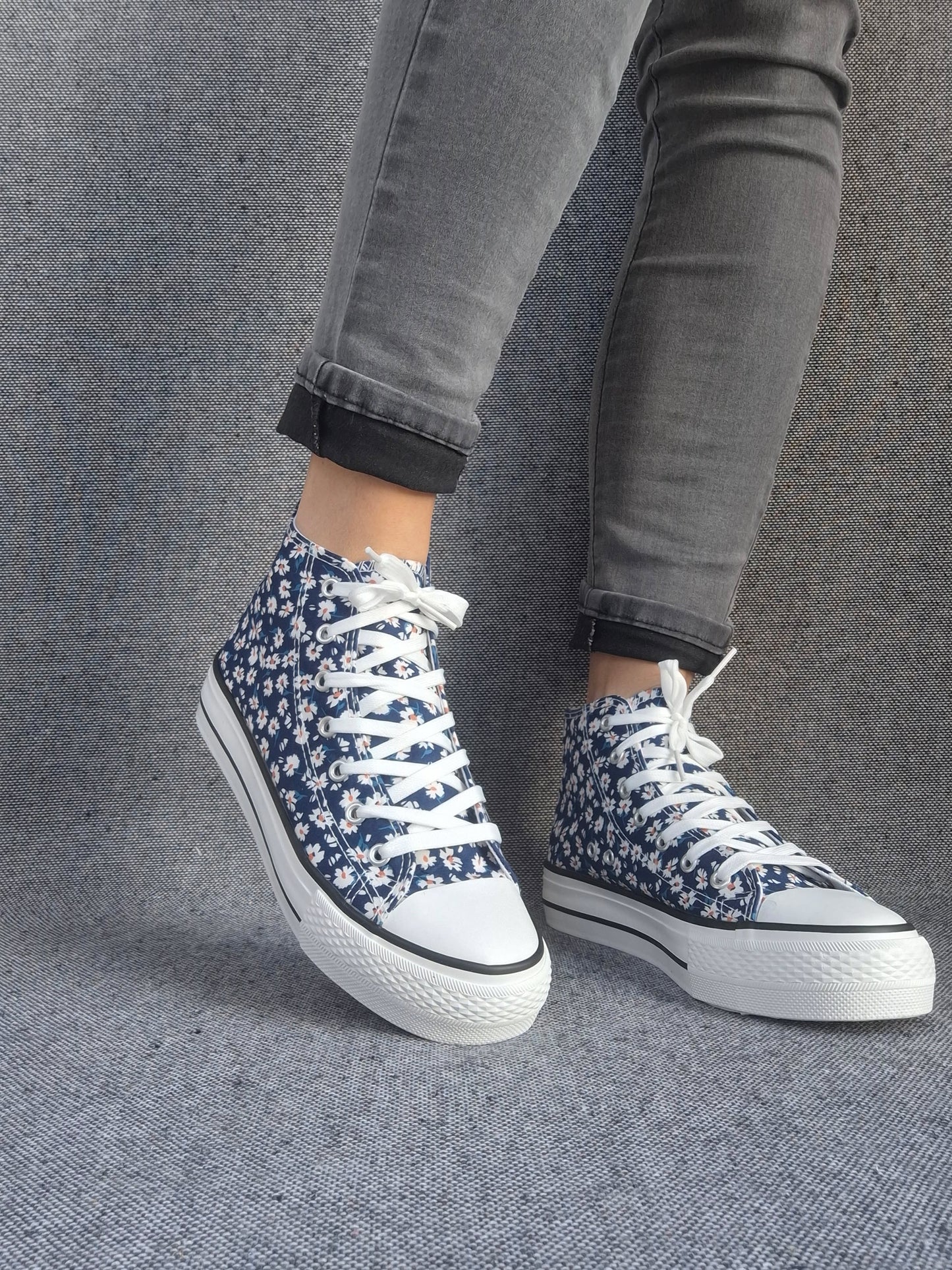 Chaussures baskets hautes motifs liberty fleurs bleu marine en tissu style converse