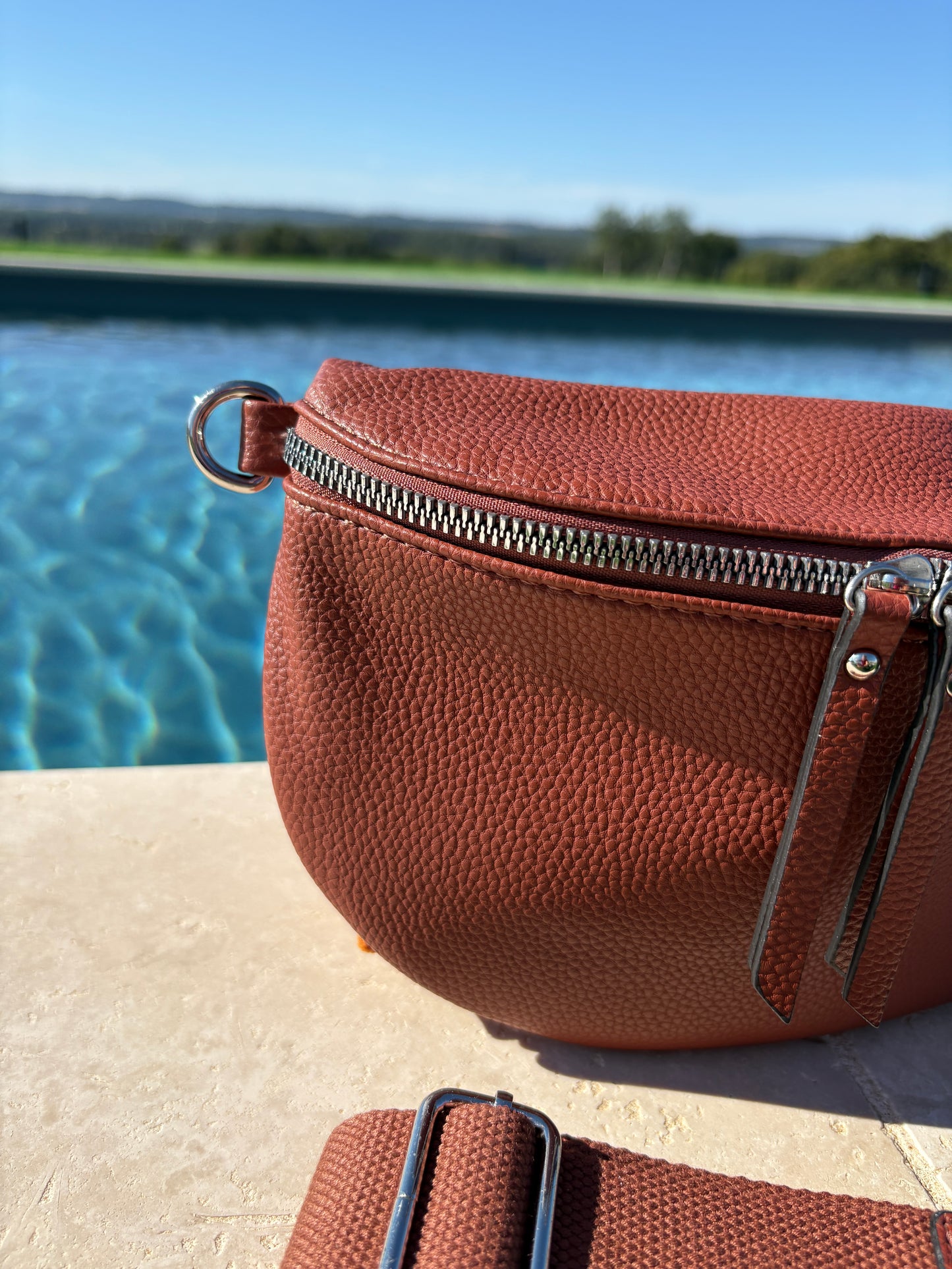 Sac banane simili cuir marron double fermeture