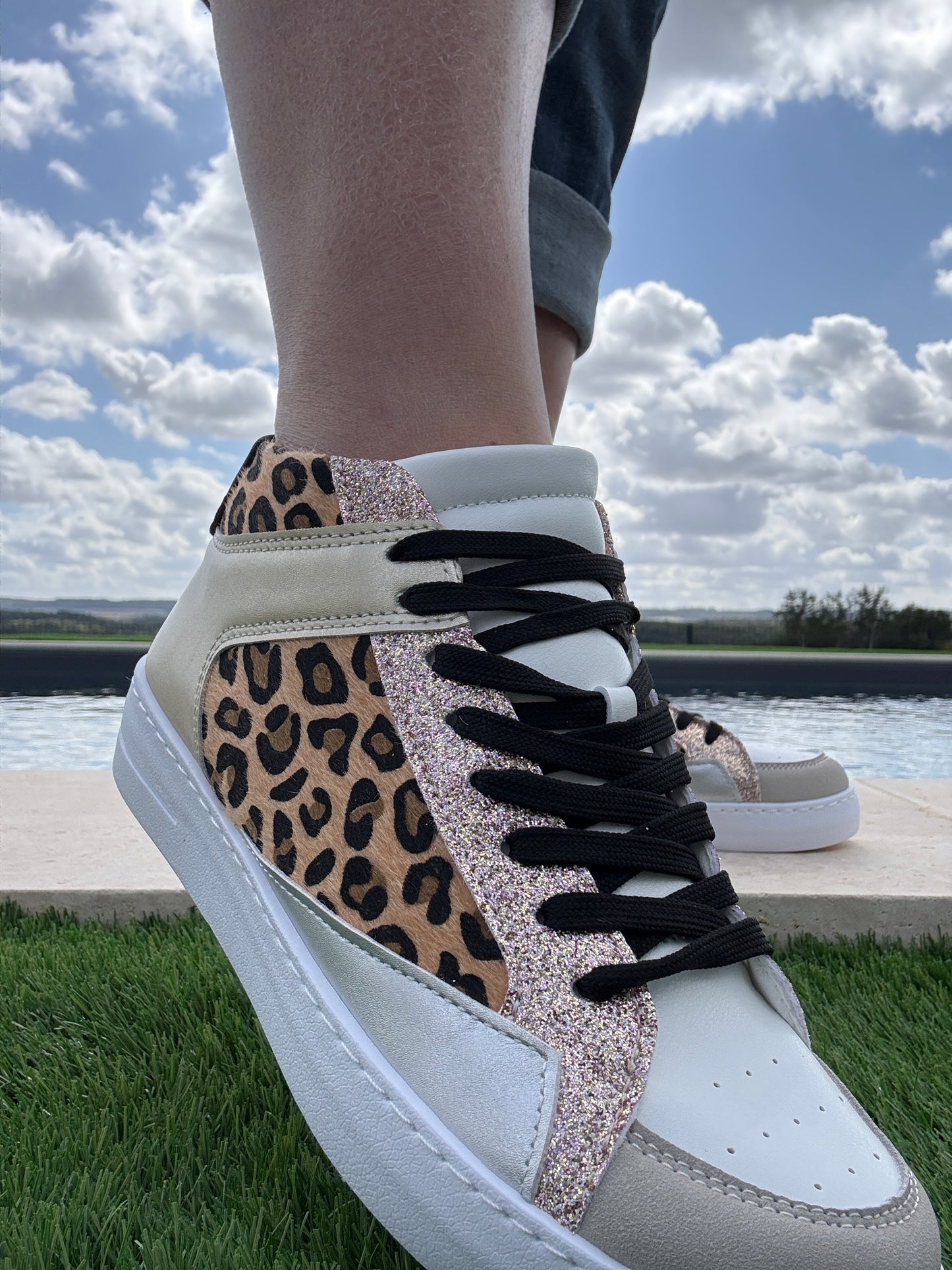Chaussures baskets hautes type sneakers montantes léopard et doré