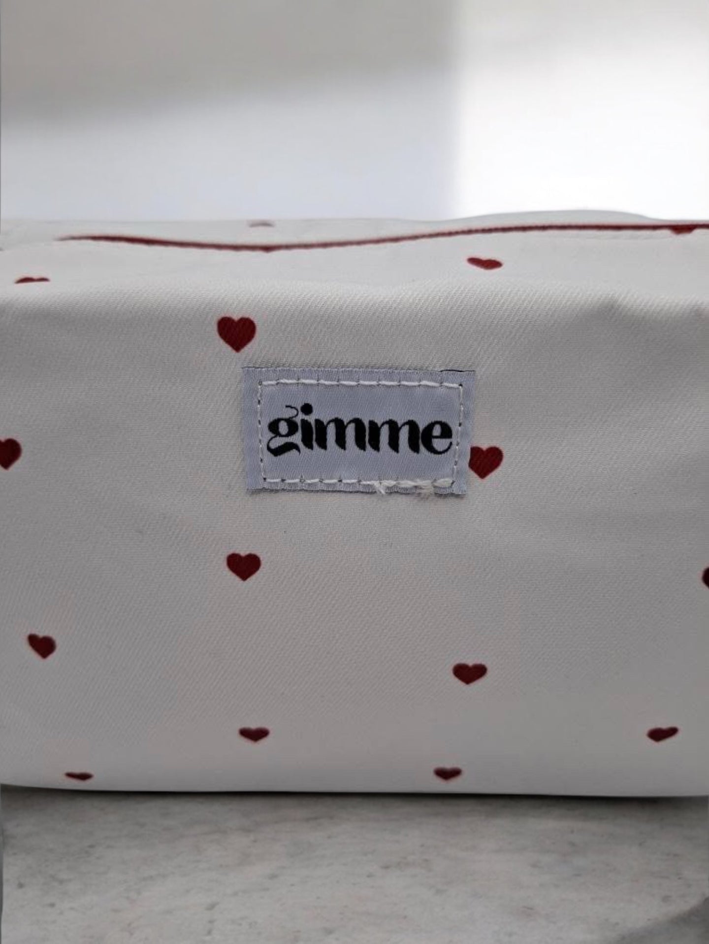 Trousse en tissu imperméable blanc motifs cœurs rouges