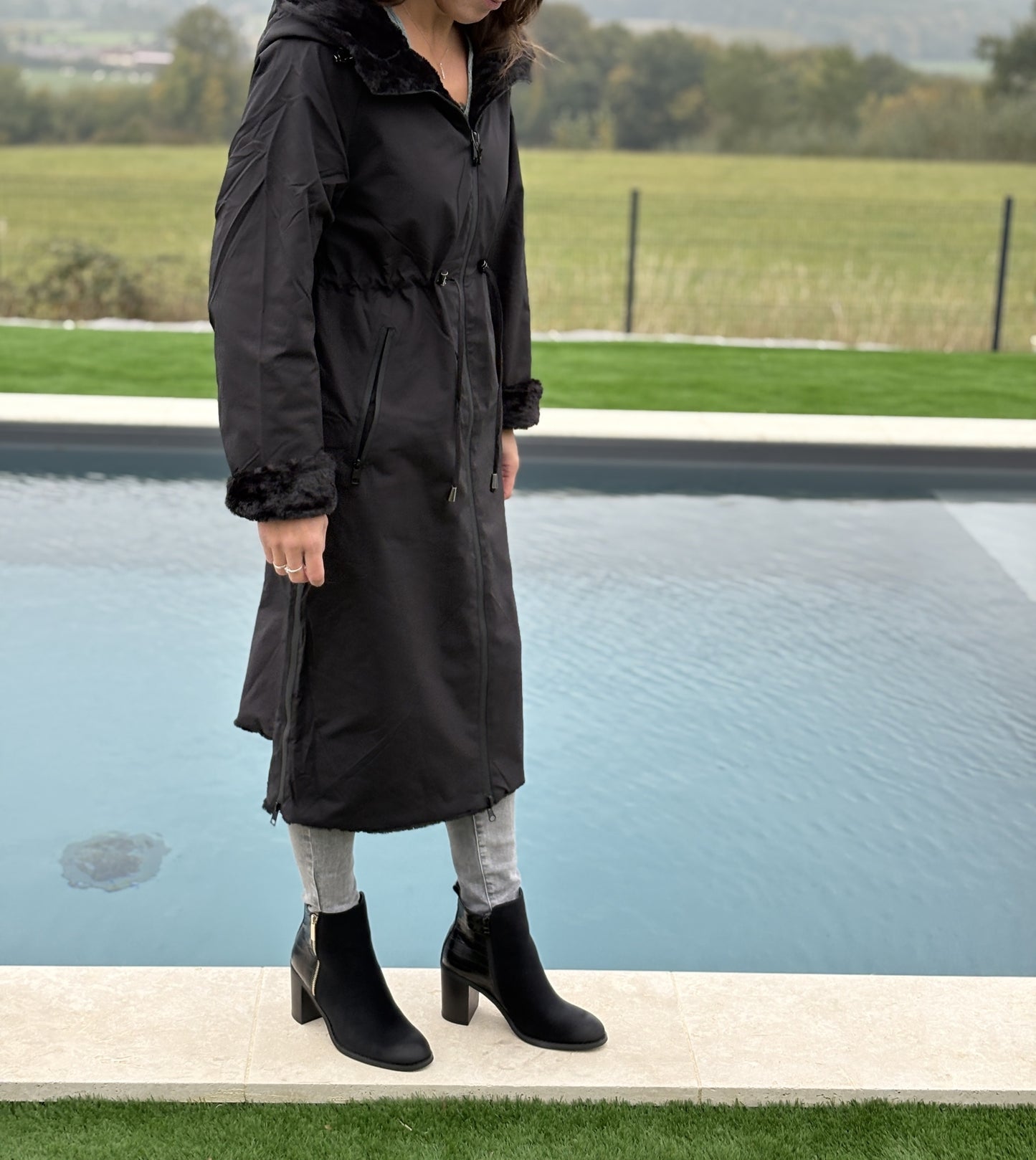Manteau long réversible noir fausse fourrure avec capuche et cordons de serrage à la taille