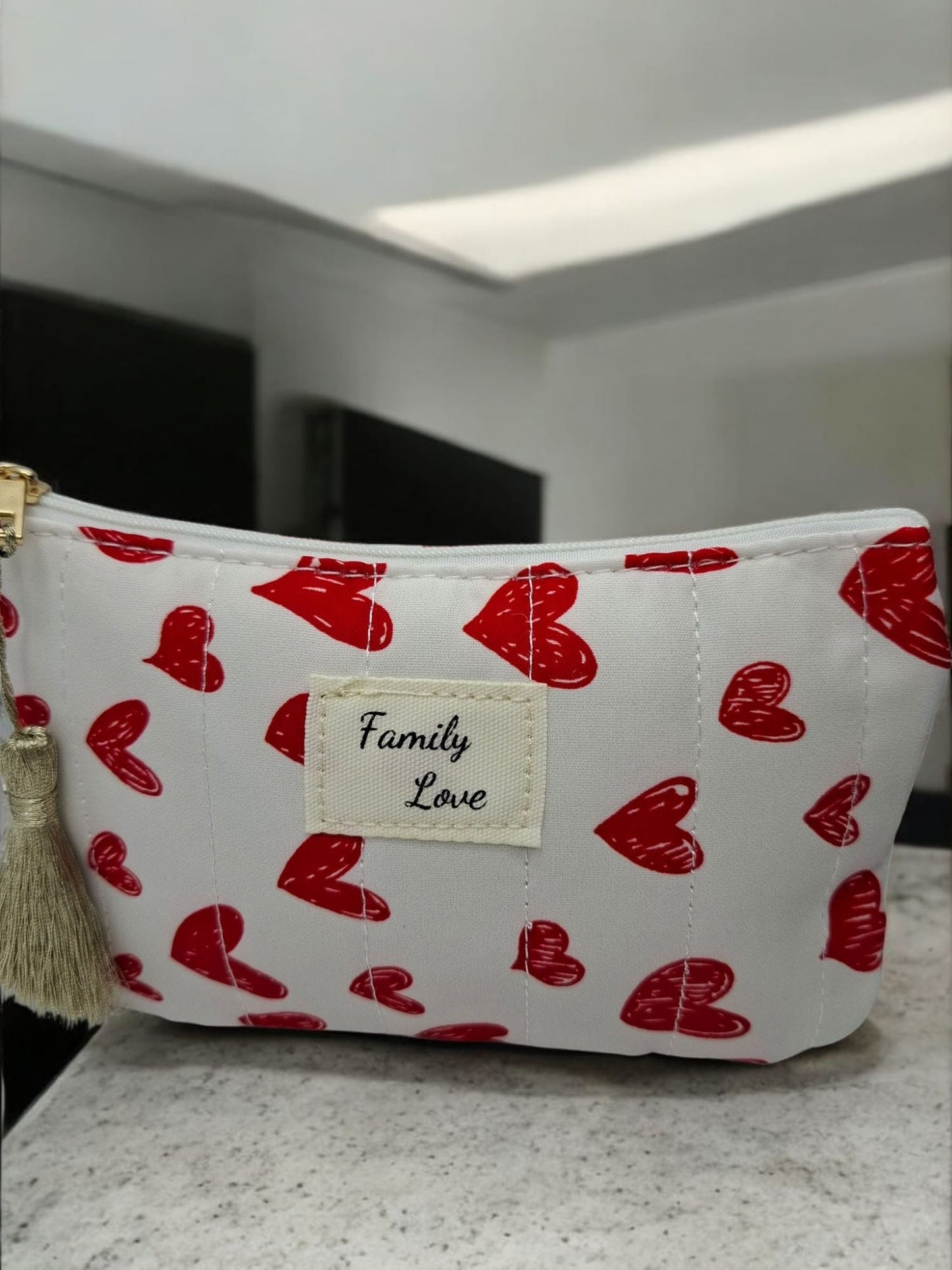 Trousse en coton blanche avec inscription “Family love” à coeurs rouges