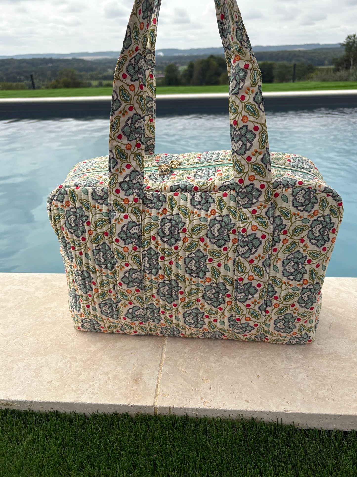 Sac week-end polochon en coton matelassé blanc liberty fleuri jaune et bleu