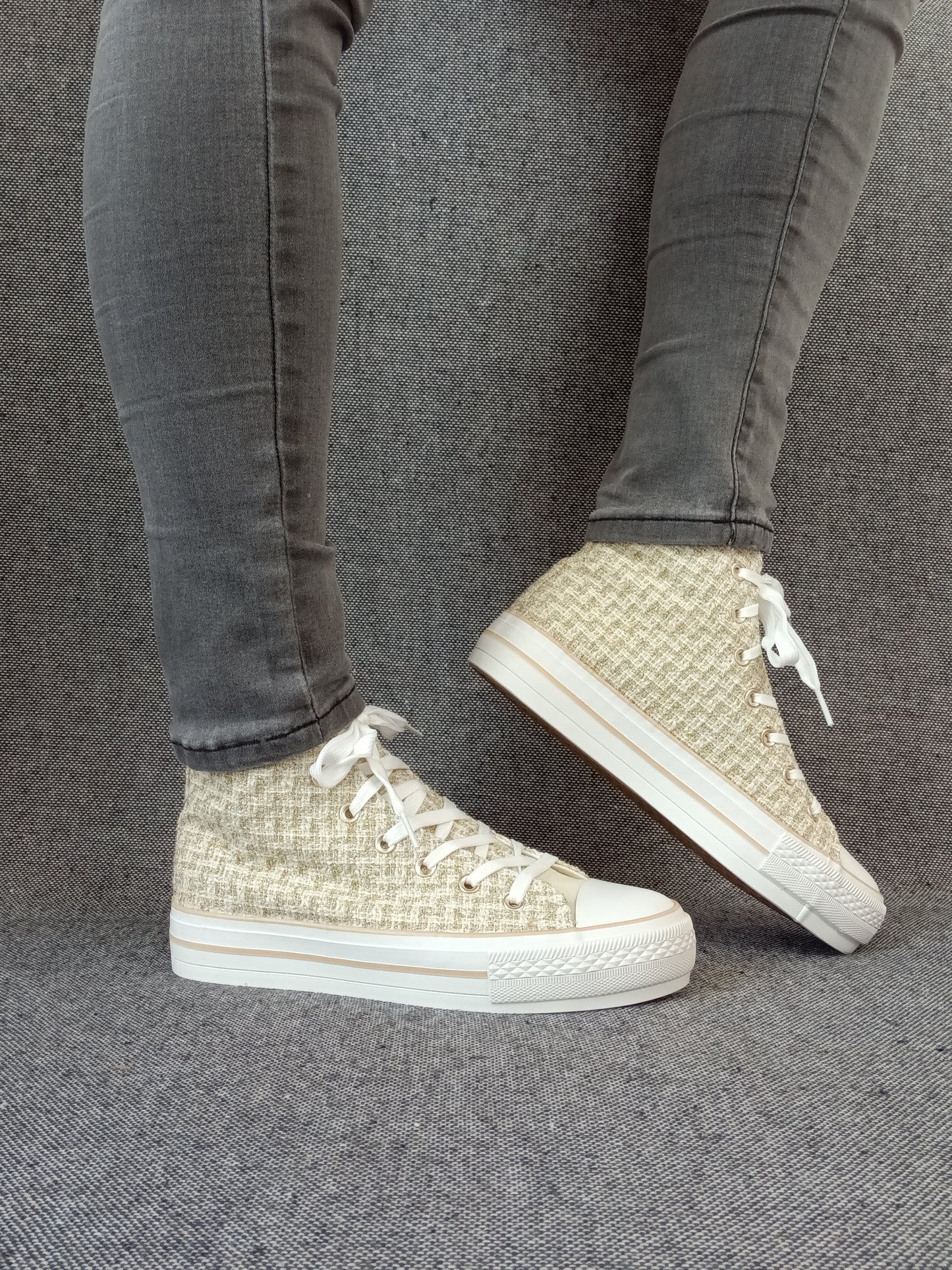 Chaussures baskets hautes en tissu style tressé beige brillant style converse