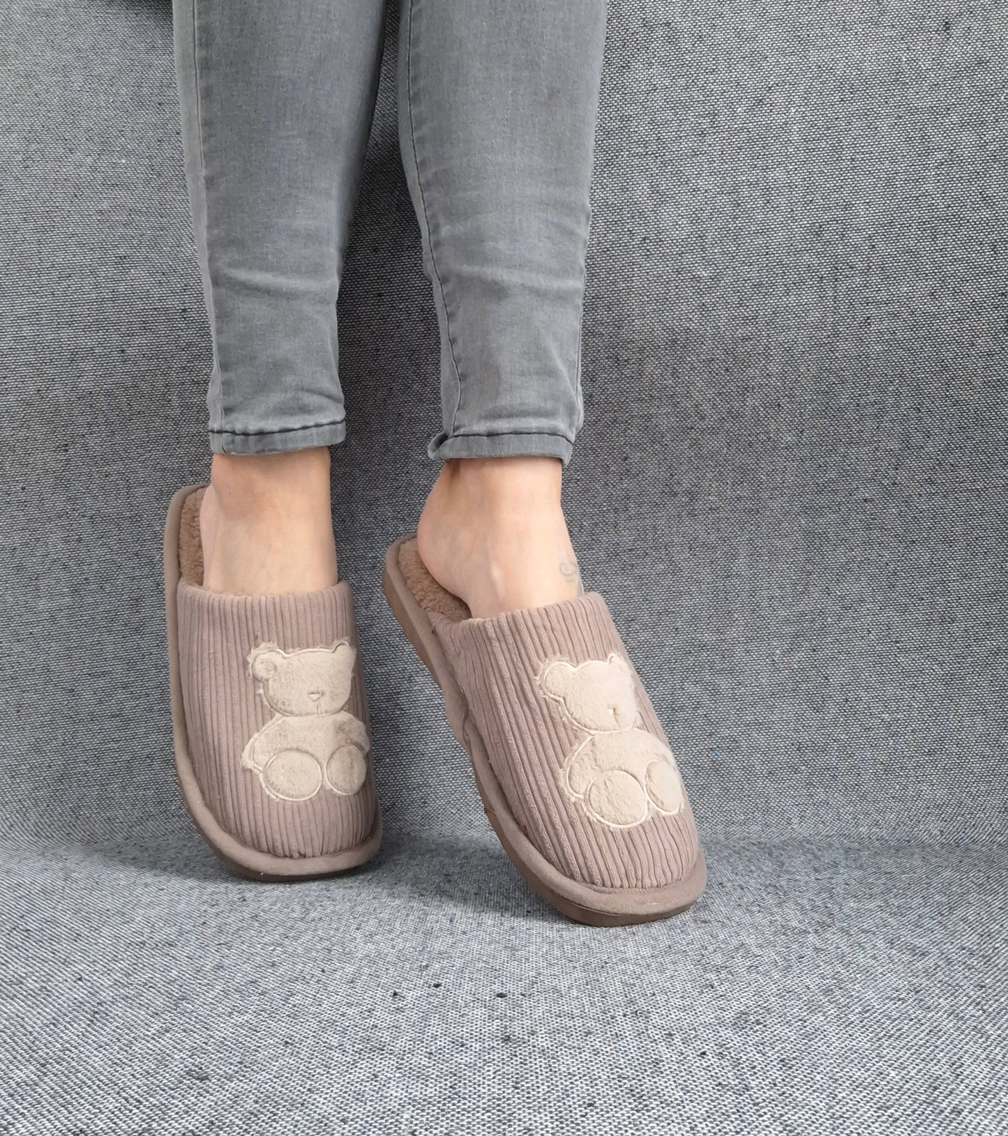 Chaussons fourrés marron en tissu avec motif ours