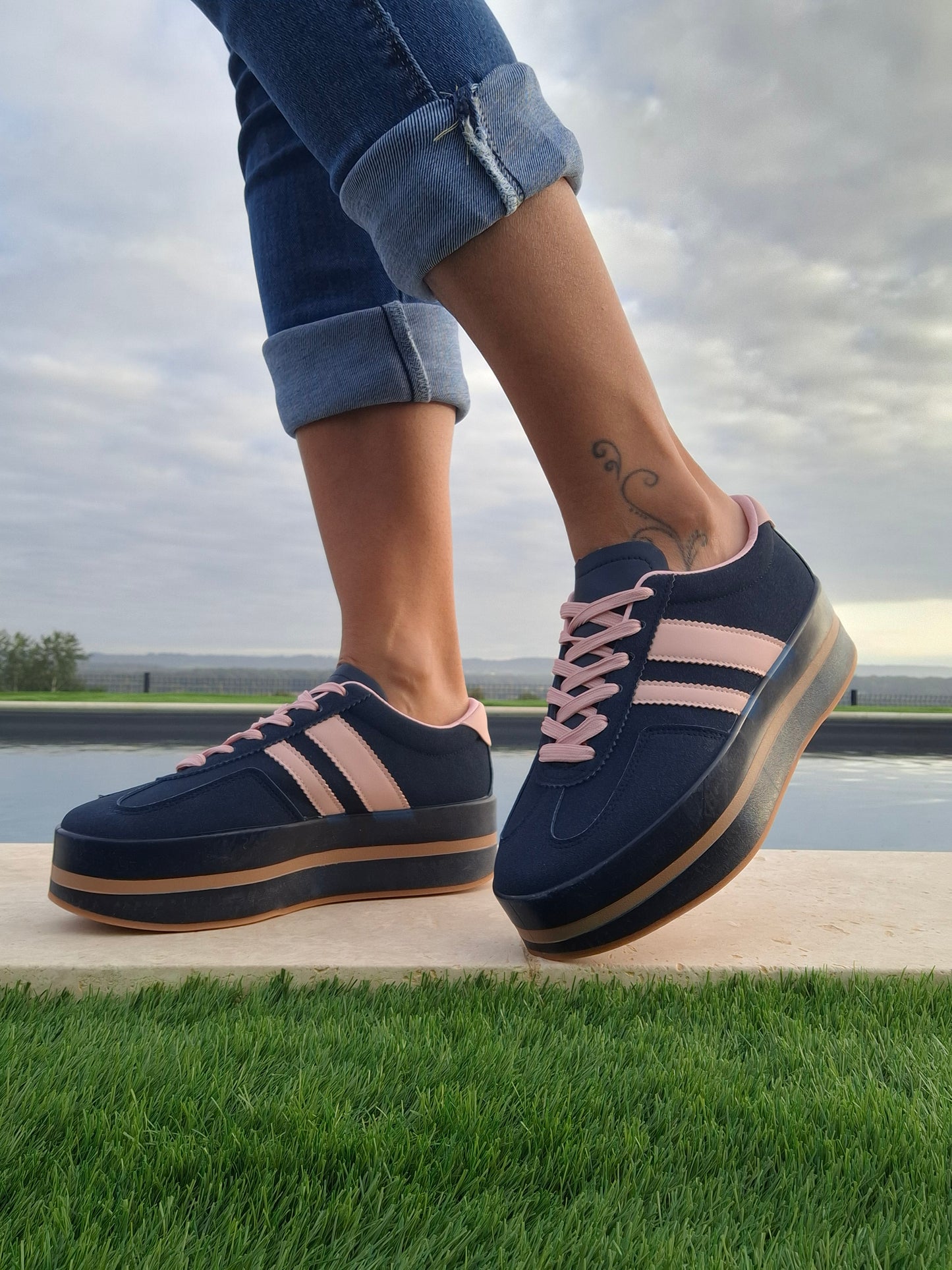 Chaussures baskets basses compensées bleu marine avec bandes roses style sneakers campus