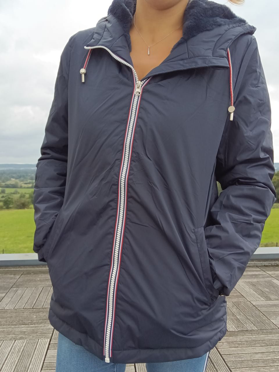 Laura Jo - Imperméable mi long doublé en fausse fourrure cordon tricolore couleur bleu marine