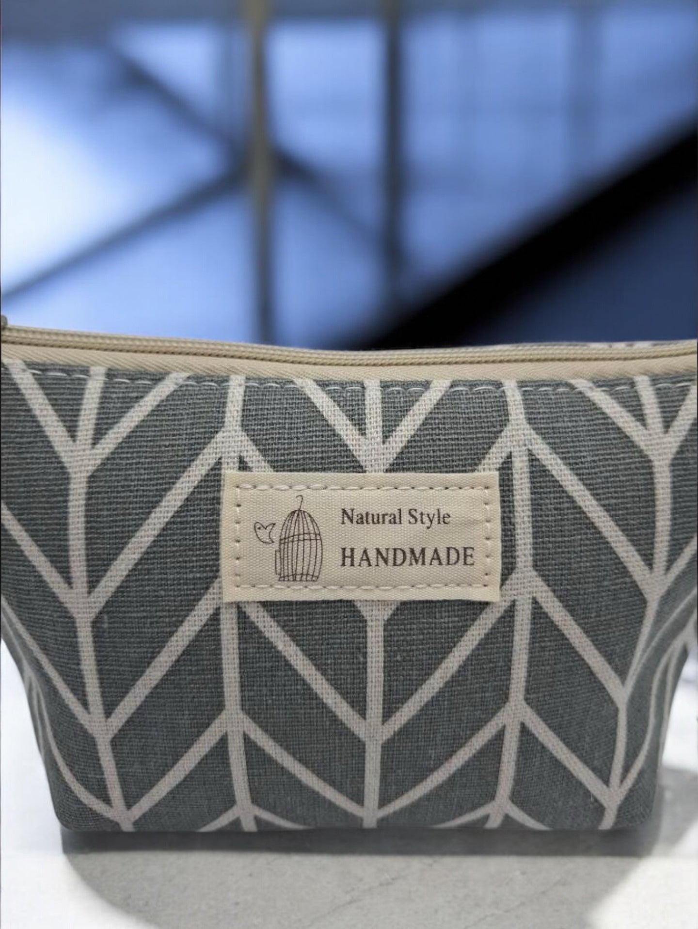 Trousse en coton motif géométrique blanc sur fond gris