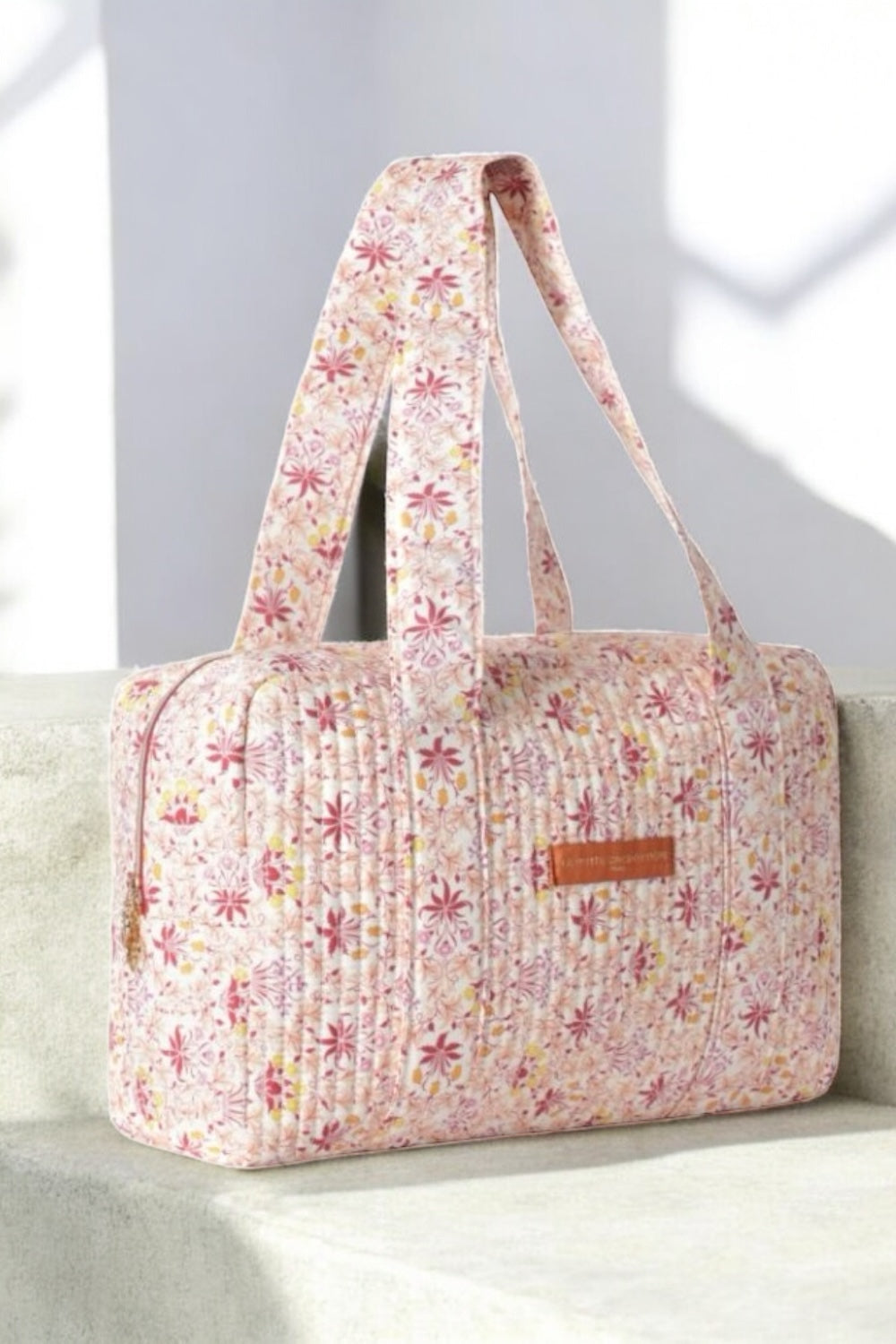 Sac week-end polochon en coton matelassé rose liberty fleuris nuances de rose, de jaune et de blanc