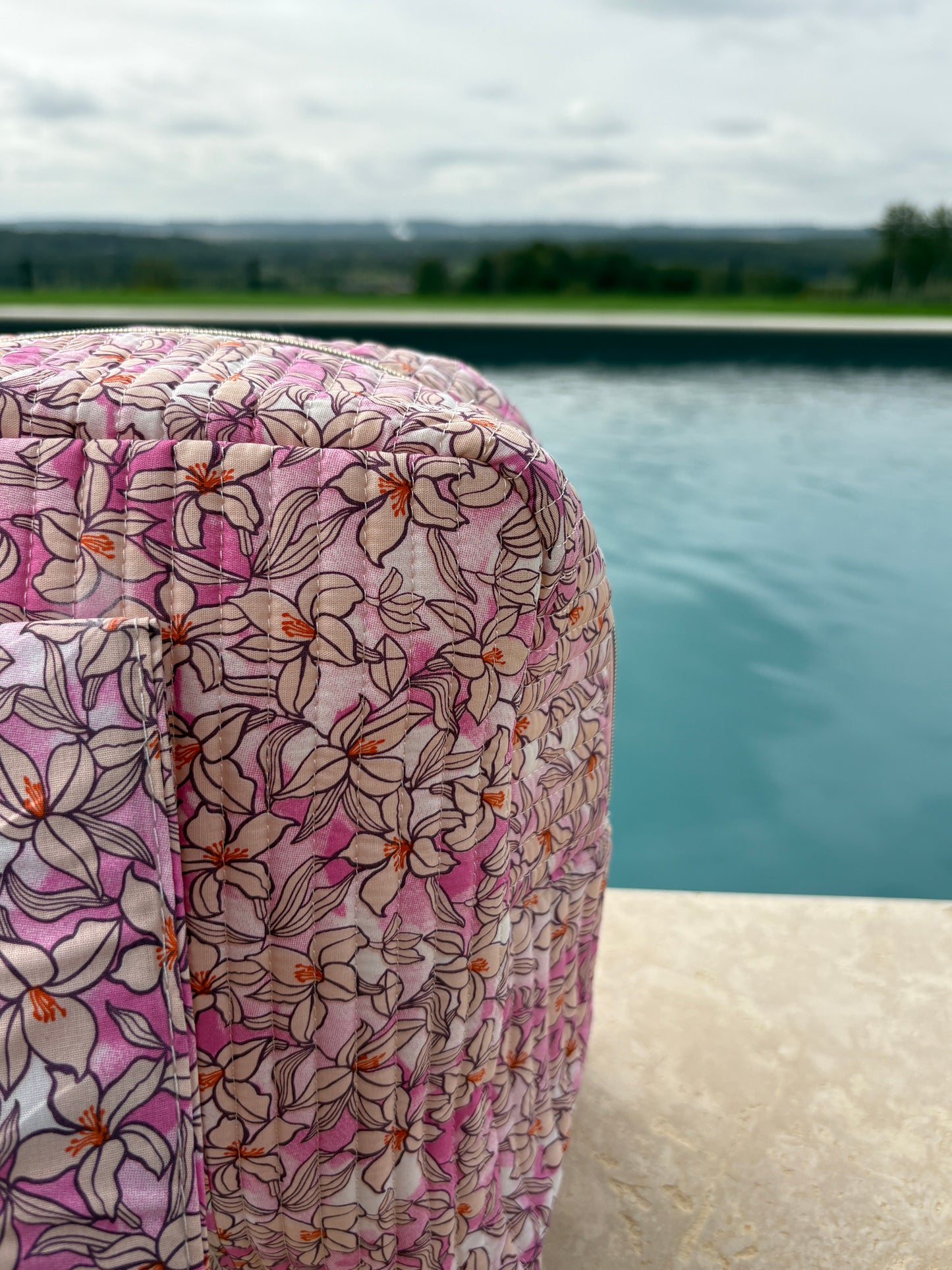 Sac week-end polochon en coton matelassé rose liberty fleuri rose et taupe