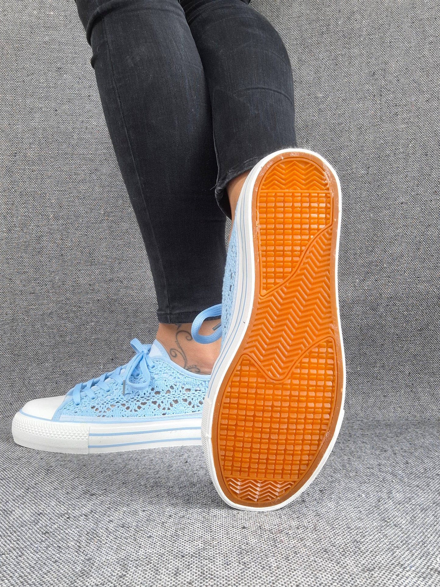 Chaussures baskets basses à dentelle bleu en tissu style converse