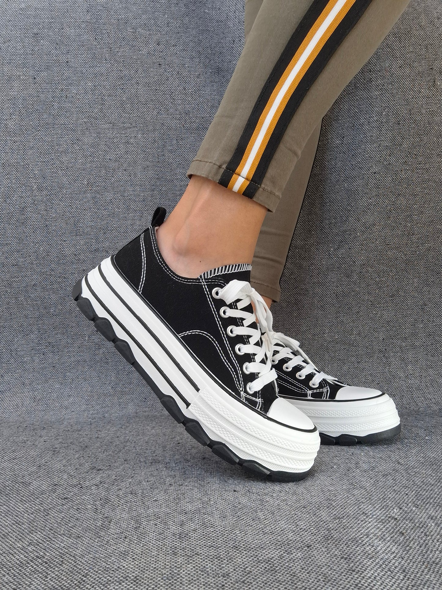Chaussures baskets noires et blanches semelles plate-forme tout terrain style converse