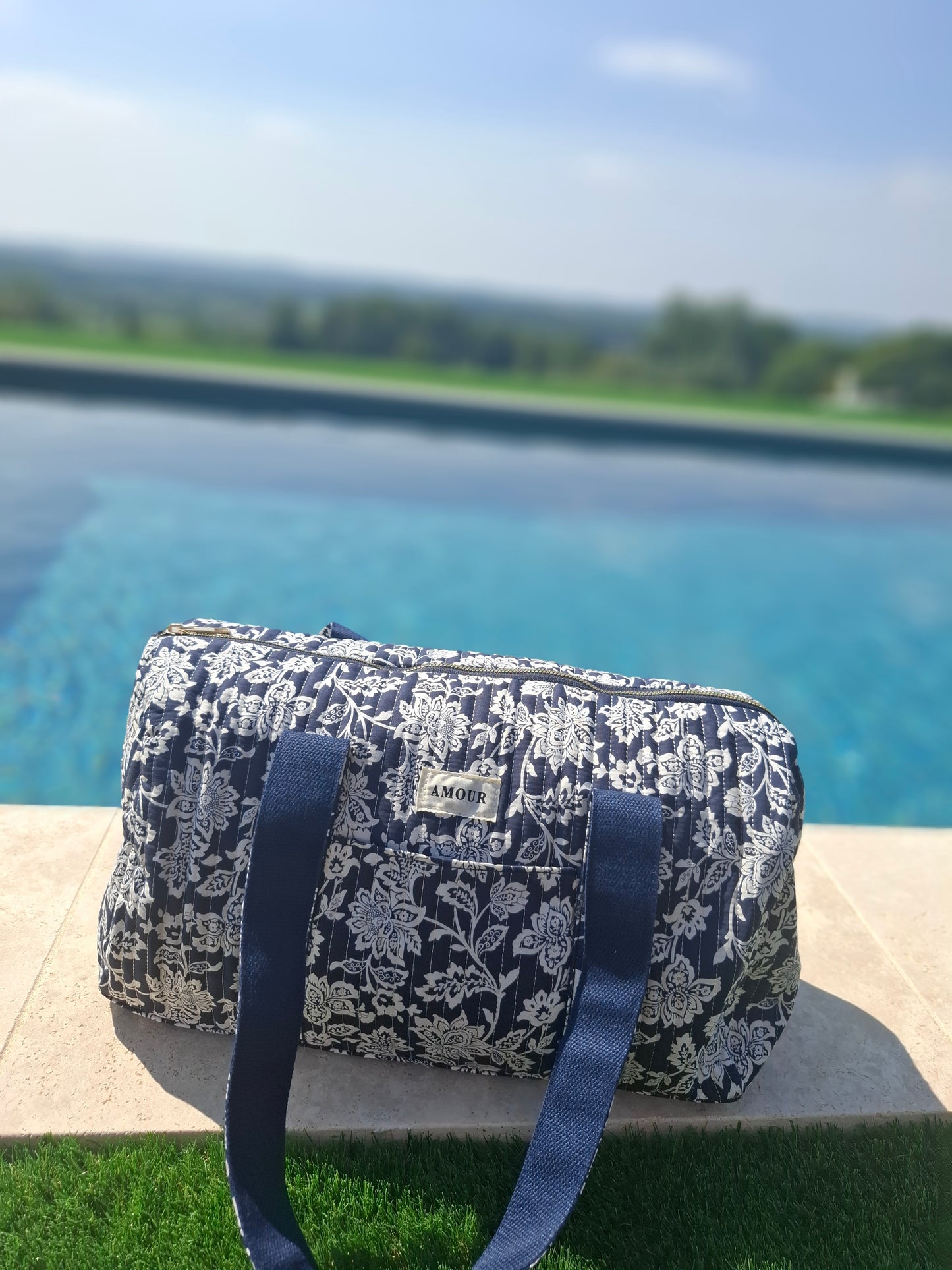 Sac polochon en coton matelassé liberty fleuri toile de jouy bleu marine et blanc