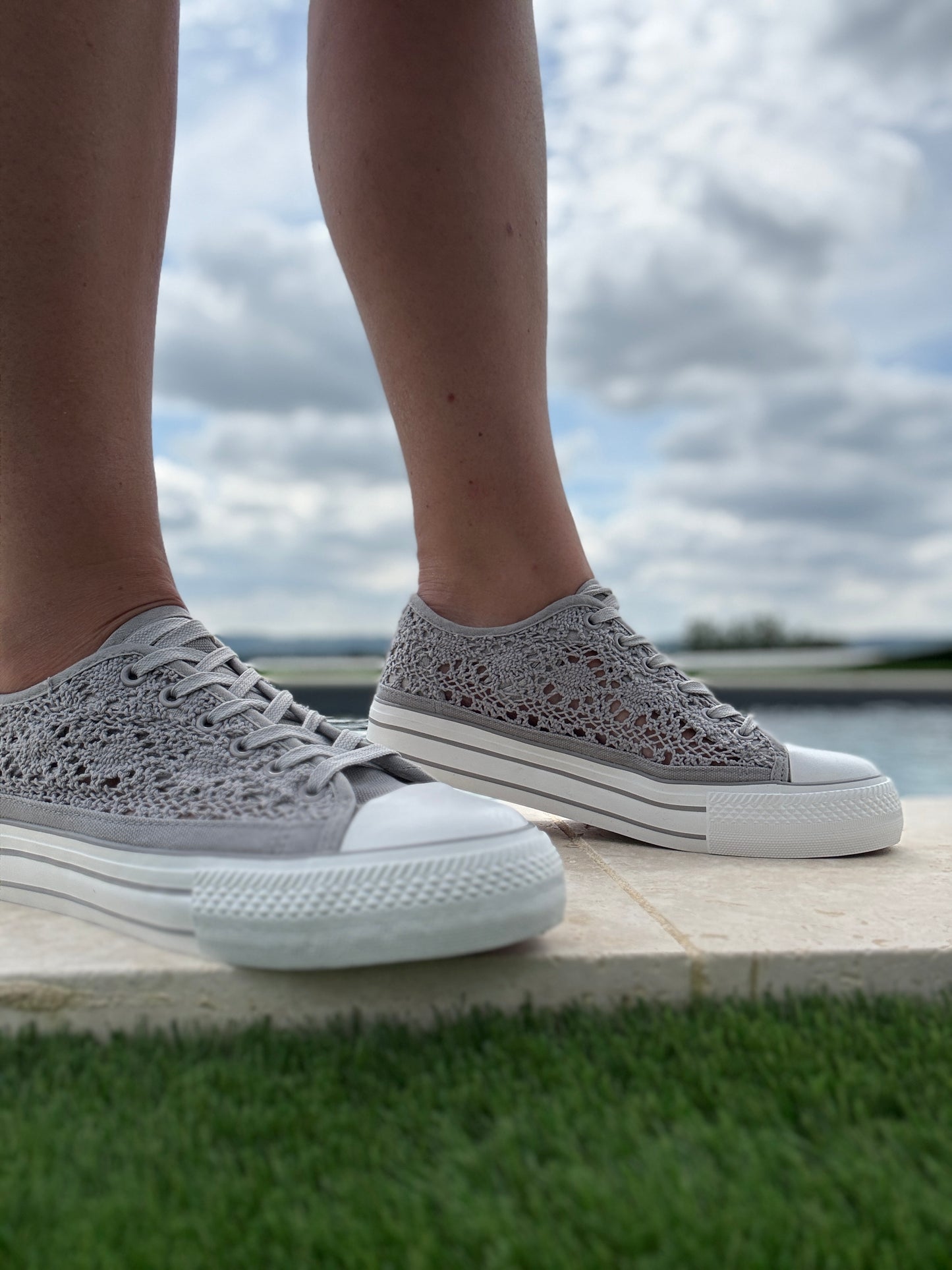 Chaussures baskets basses à dentelle grise en tissu style converse