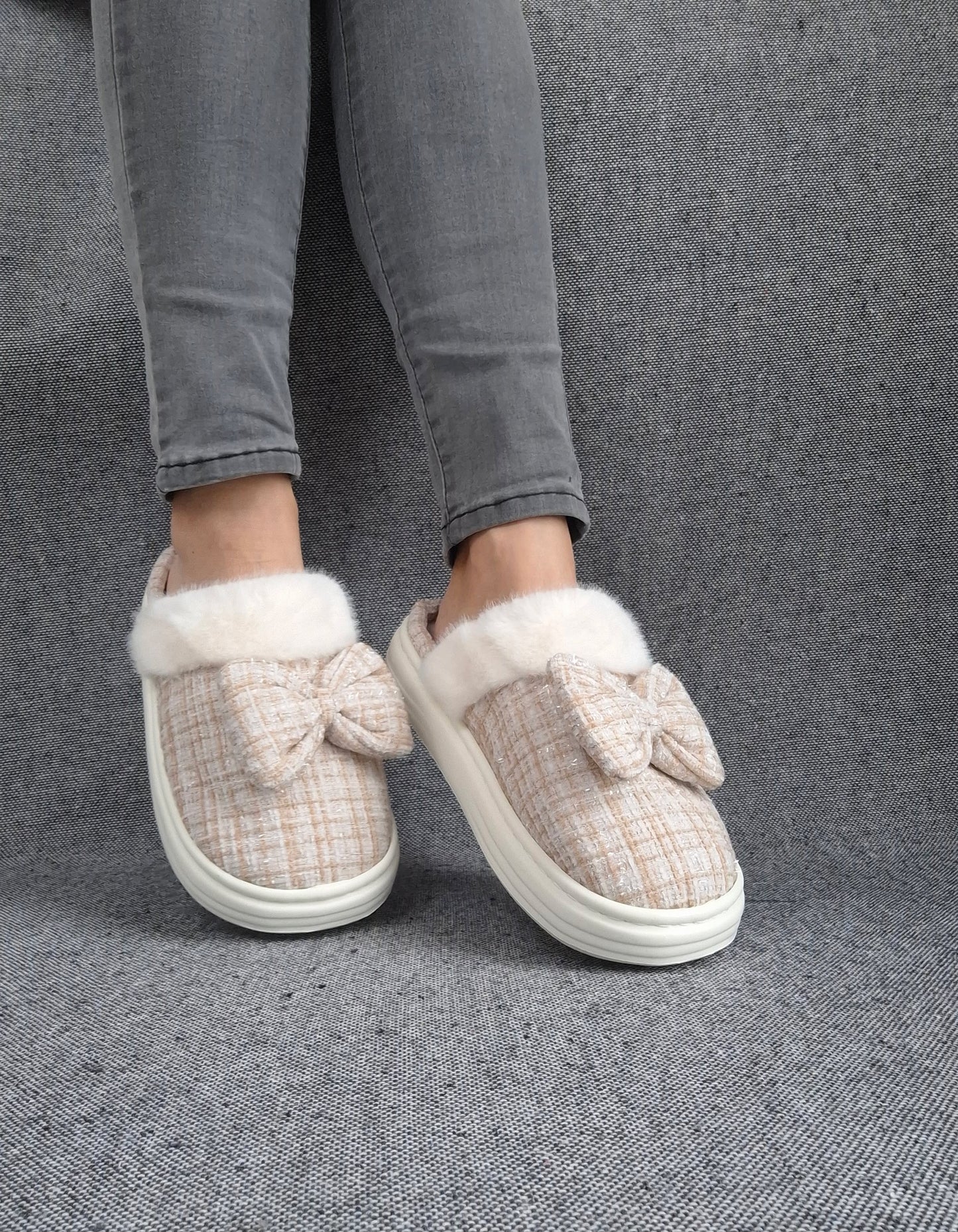 Chaussons fourrés beige et blanc en tissu à carreaux avec noeud