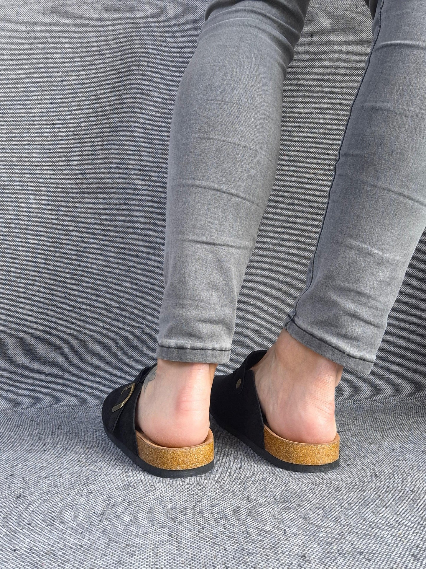 Sandalias cerradas tipo Birk negras con hebilla dorada