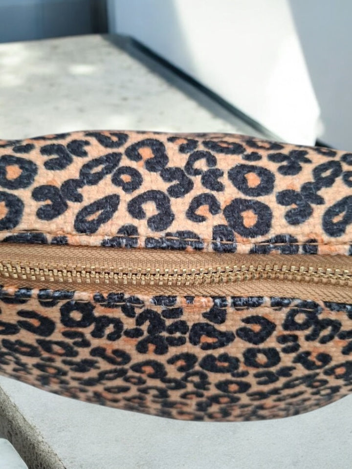 Sac banane camel matelassé en coton gaufré motif léopard