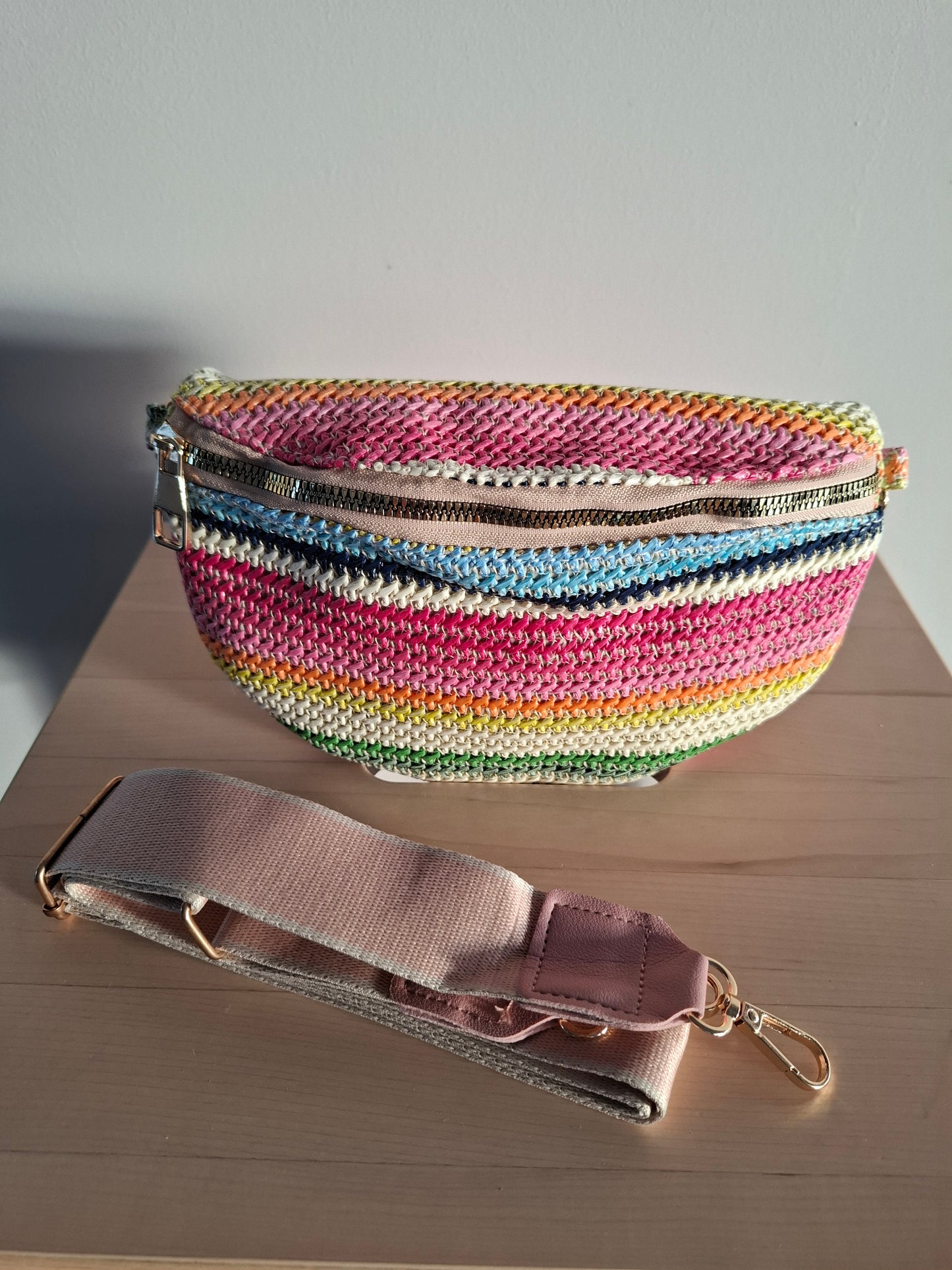 Sac banane en tissu avec un éventail de couleurs vives