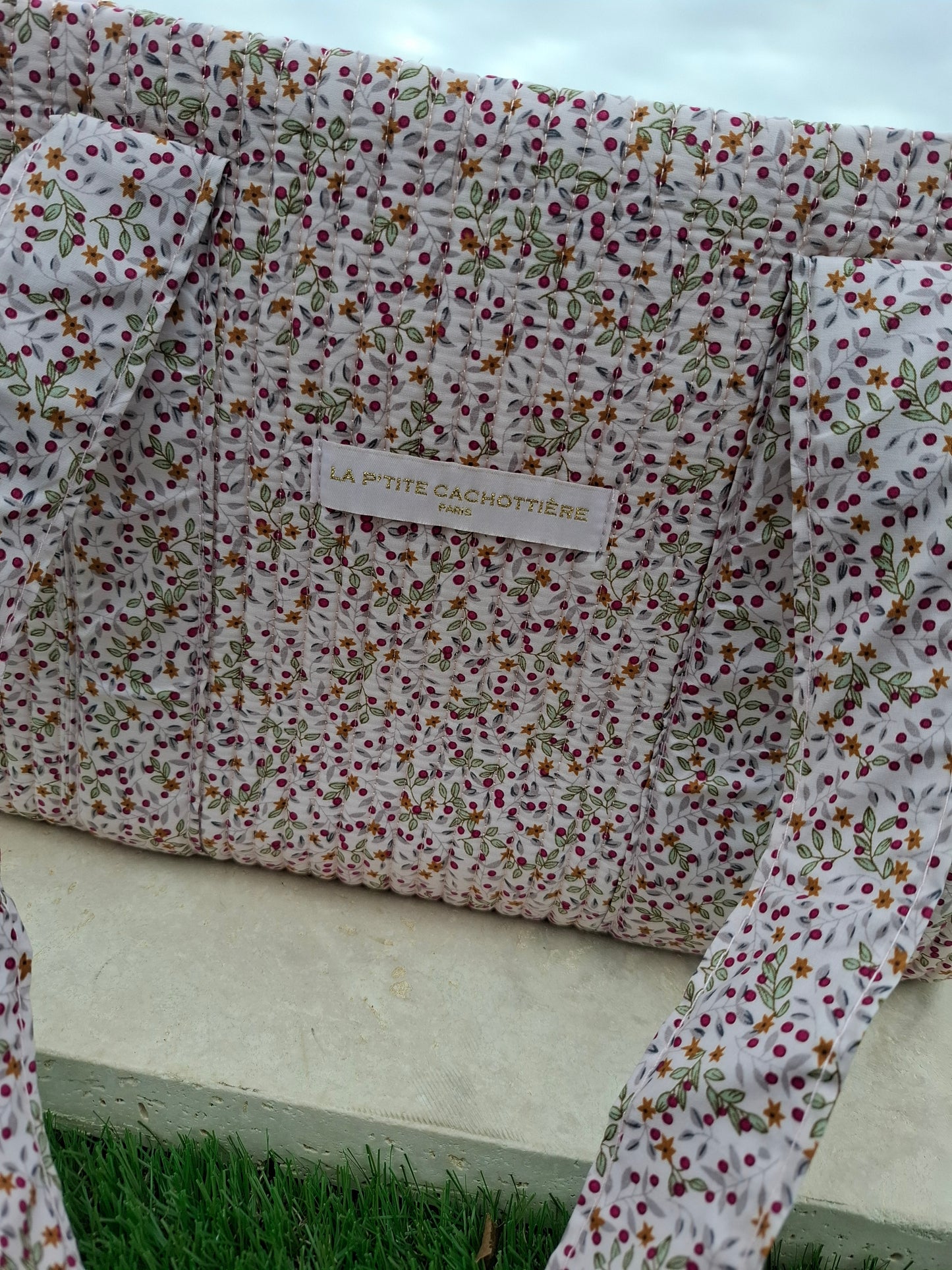 Sac week-end polochon en coton matelassé rose pâle liberty motifs cerises
