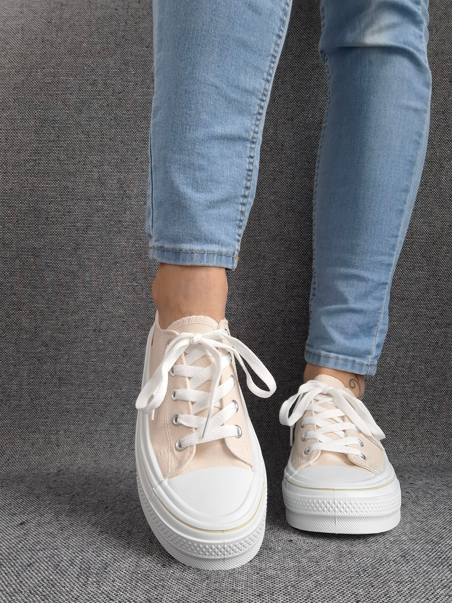 Chaussures baskets basses en tissu toile beige motifs coeurs rouge et noir