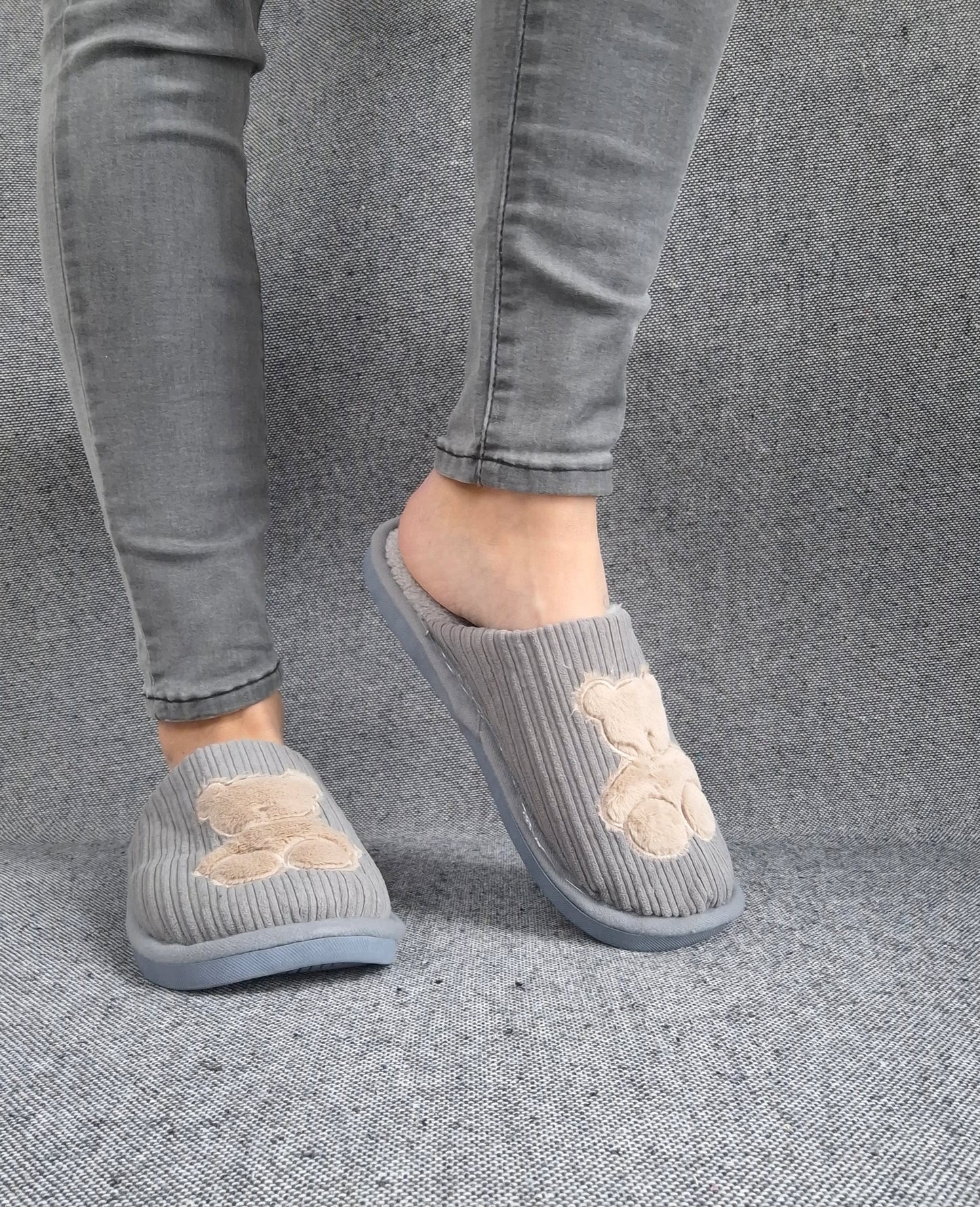 Chaussons fourrés gris en tissu avec motif ours beige