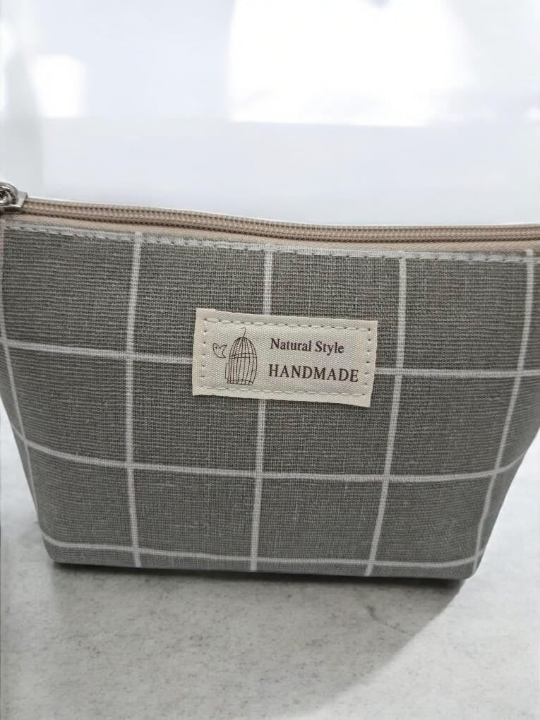 Trousse en coton motif à carreaux blancs sur un fond gris