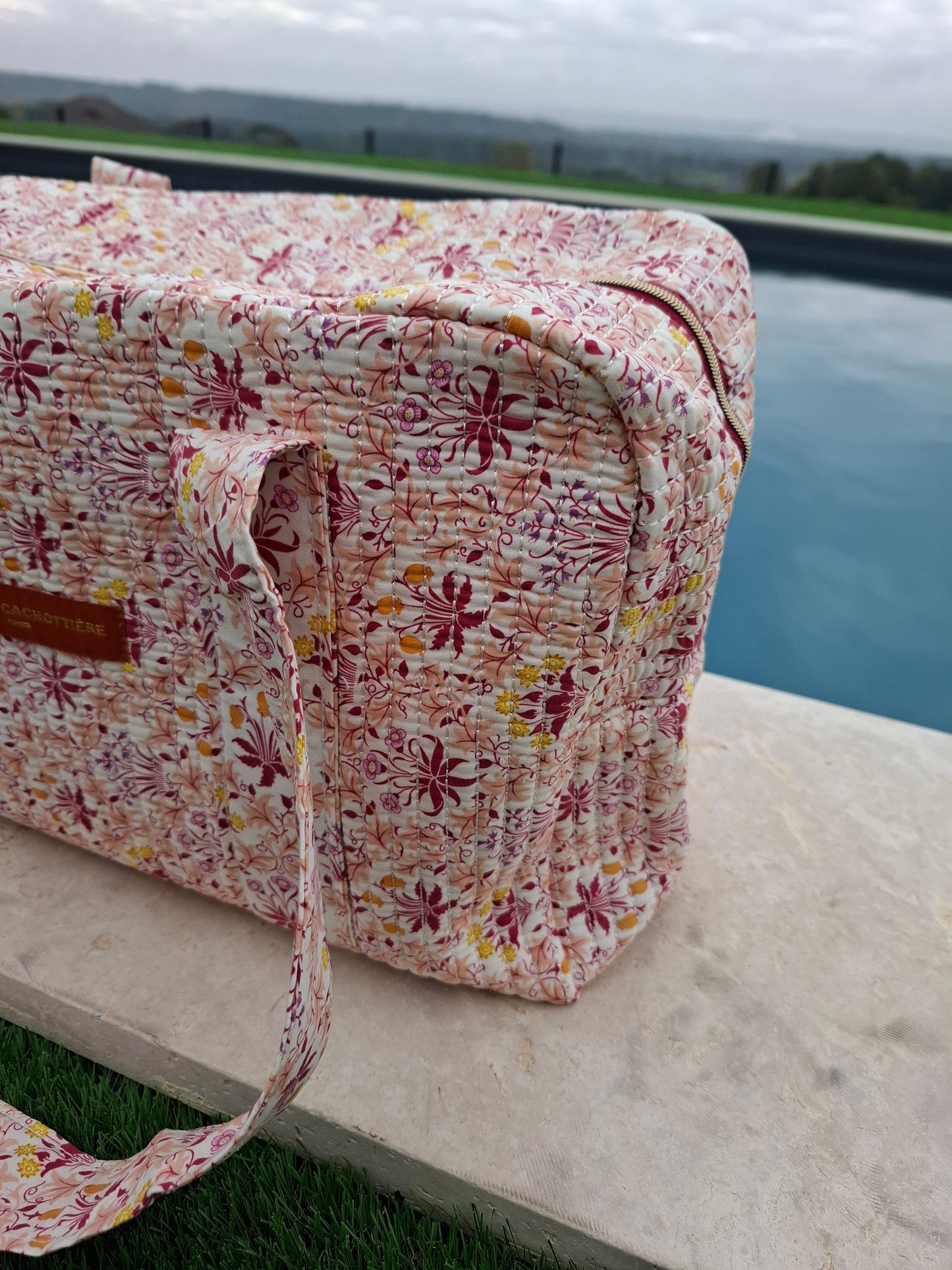 Sac week-end polochon en coton matelassé rose liberty fleuris nuances de rose, de jaune et de blanc