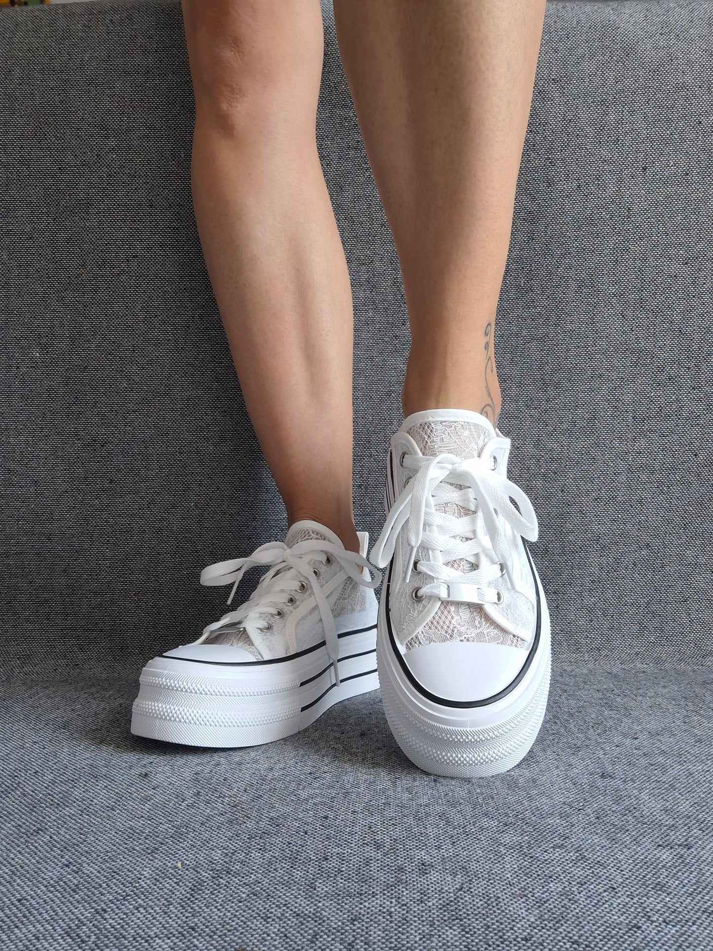 Chaussures baskets basses compensées dentelle fine blanche style converse