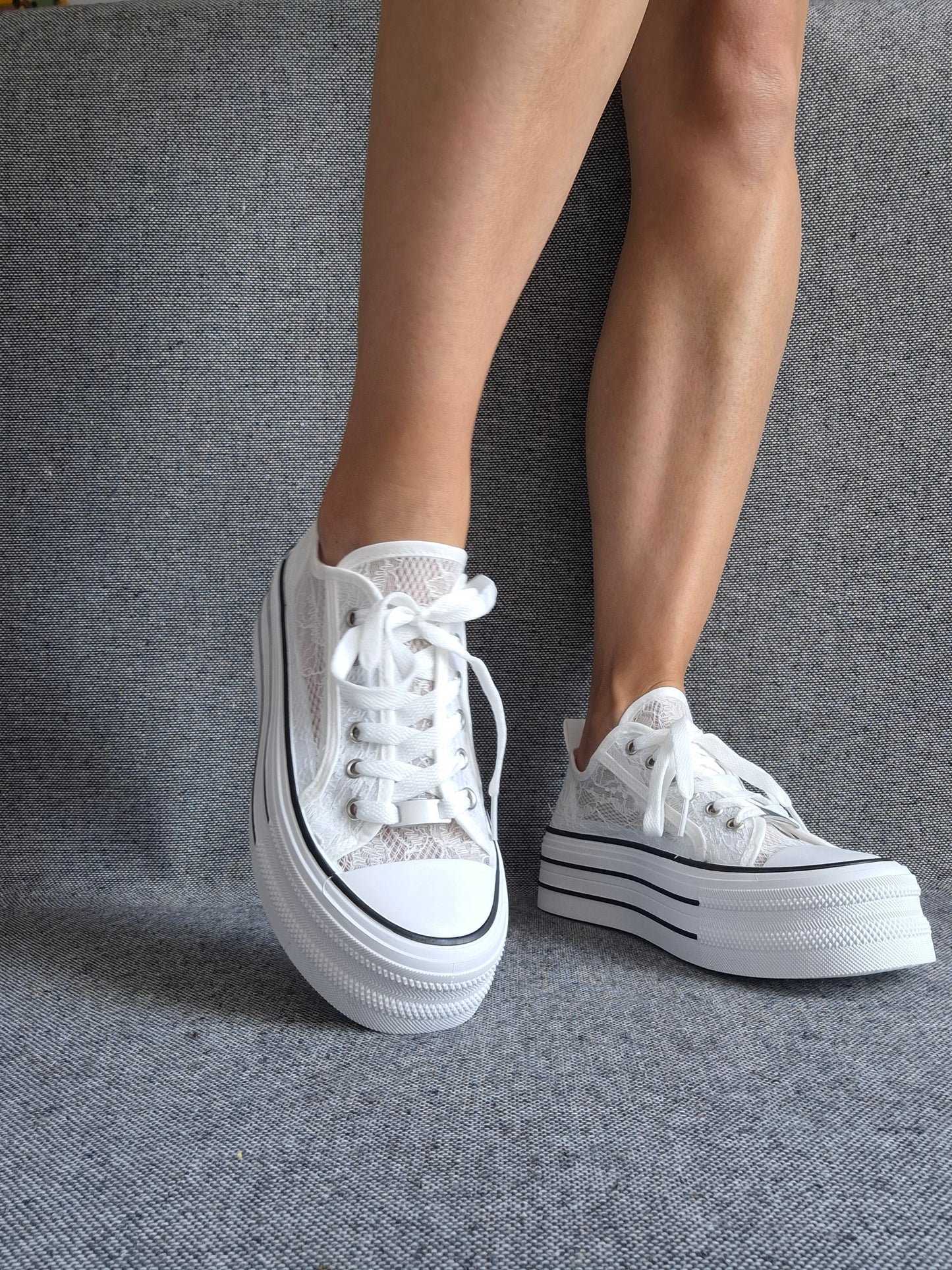 Chaussures baskets basses compensées dentelle fine blanche style converse