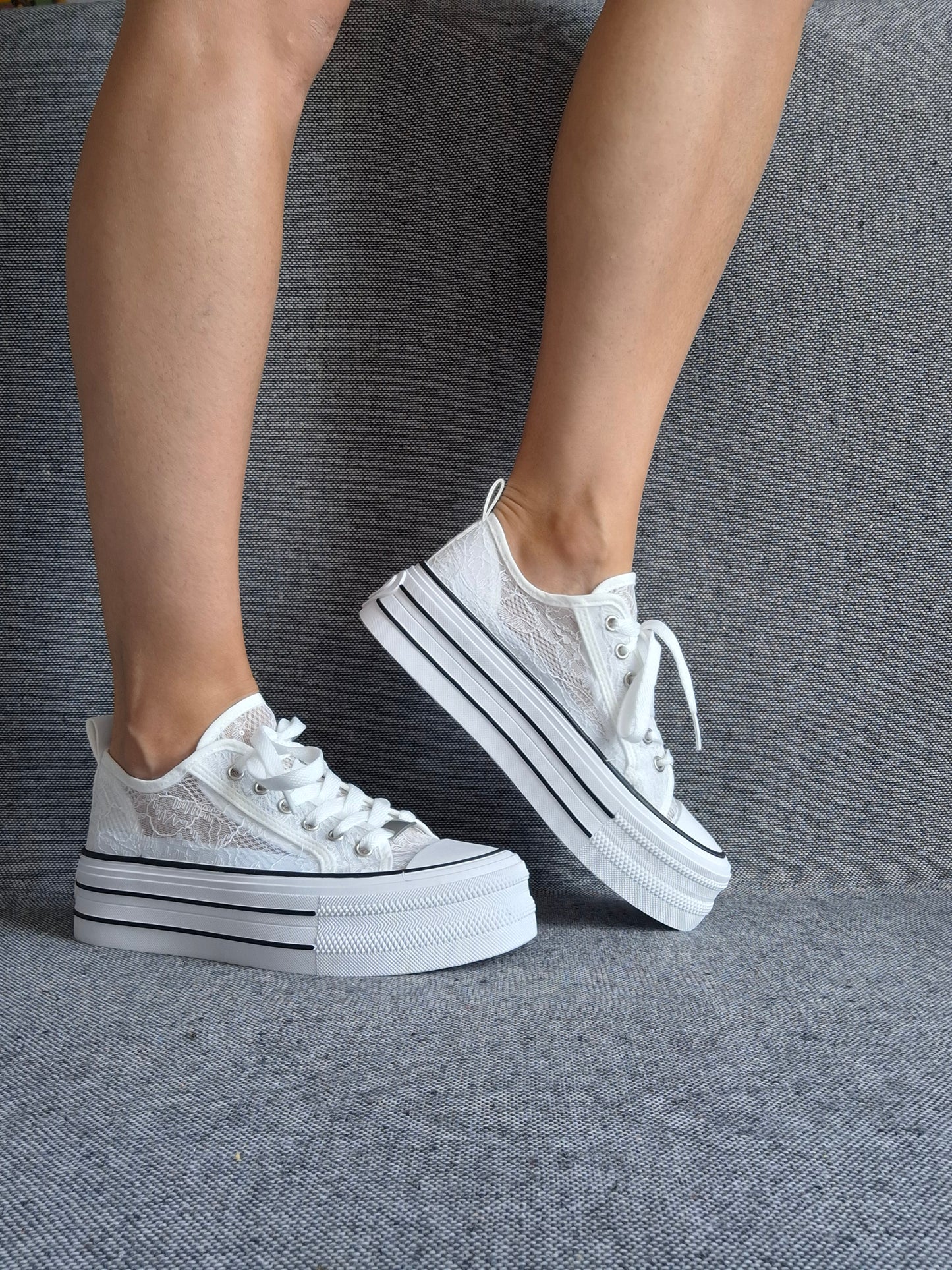 Chaussures baskets basses compensées dentelle fine blanche style converse
