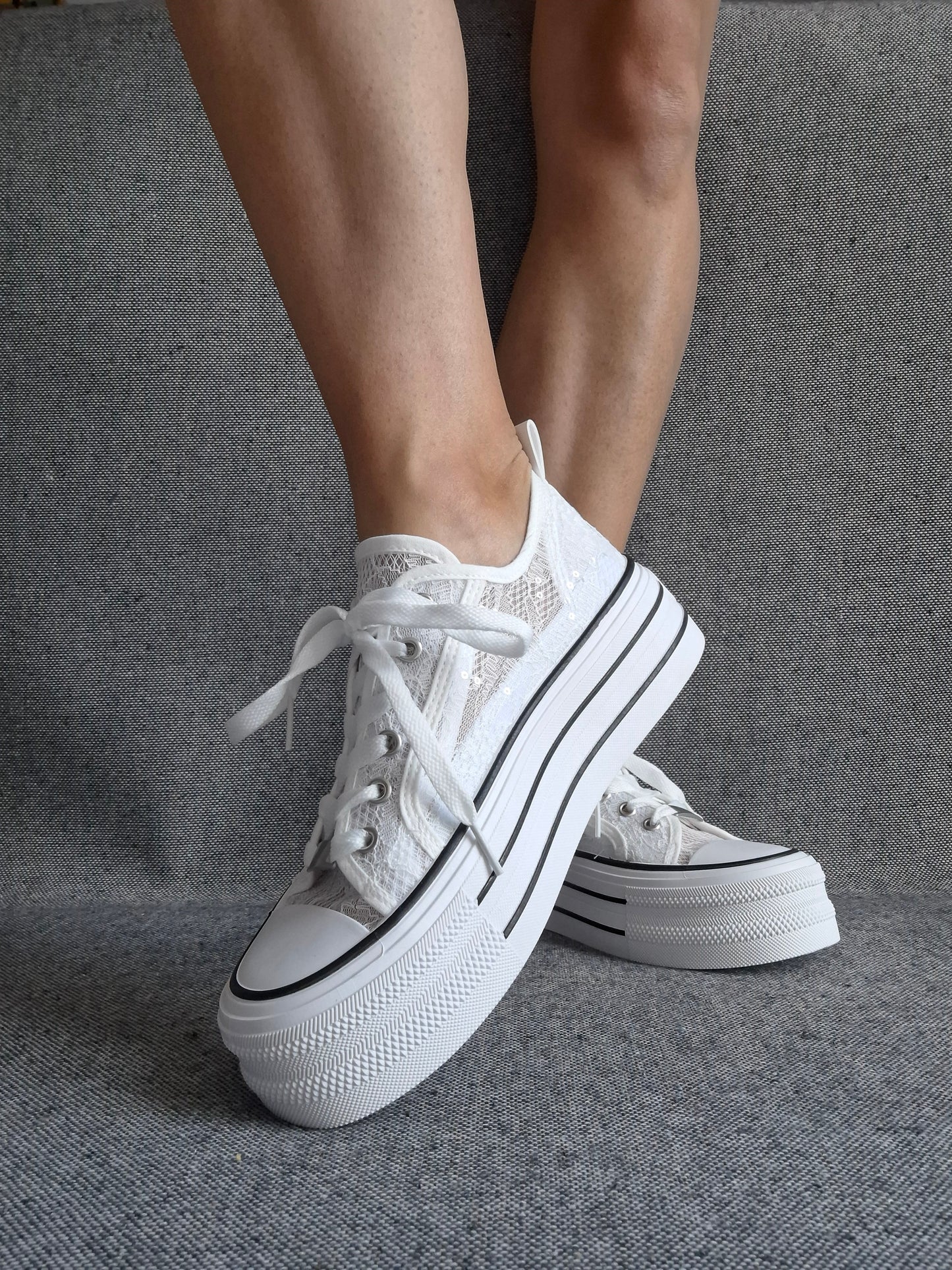 Chaussures baskets basses compensées dentelle fine blanche style converse