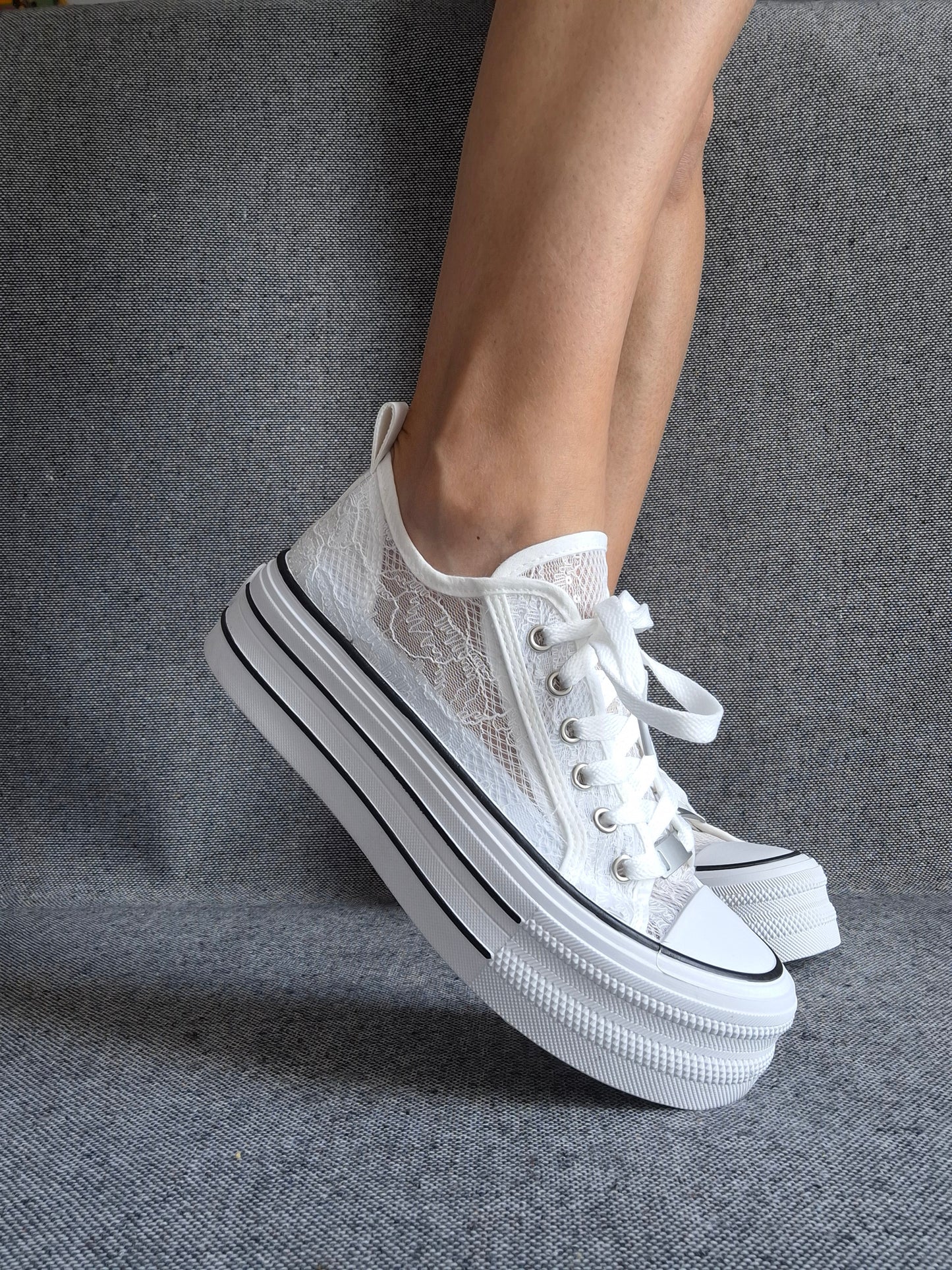 Chaussures baskets basses compensées dentelle fine blanche style converse