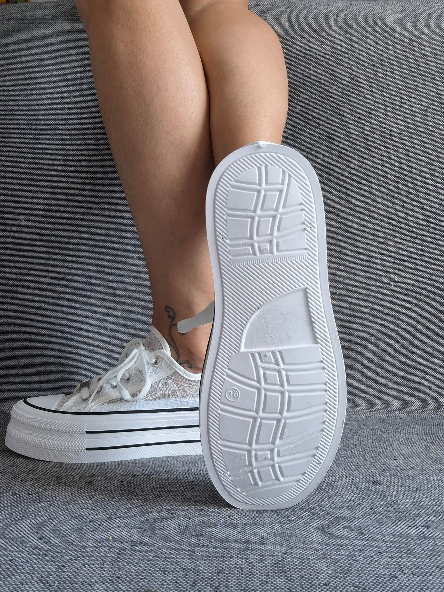 Chaussures baskets basses compensées dentelle fine blanche style converse