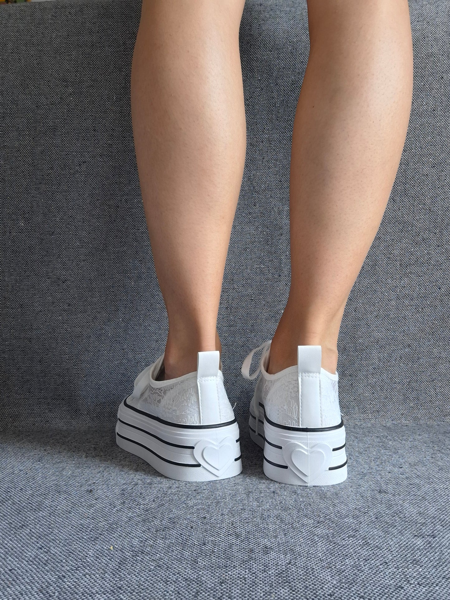 Chaussures baskets basses compensées dentelle fine blanche style converse