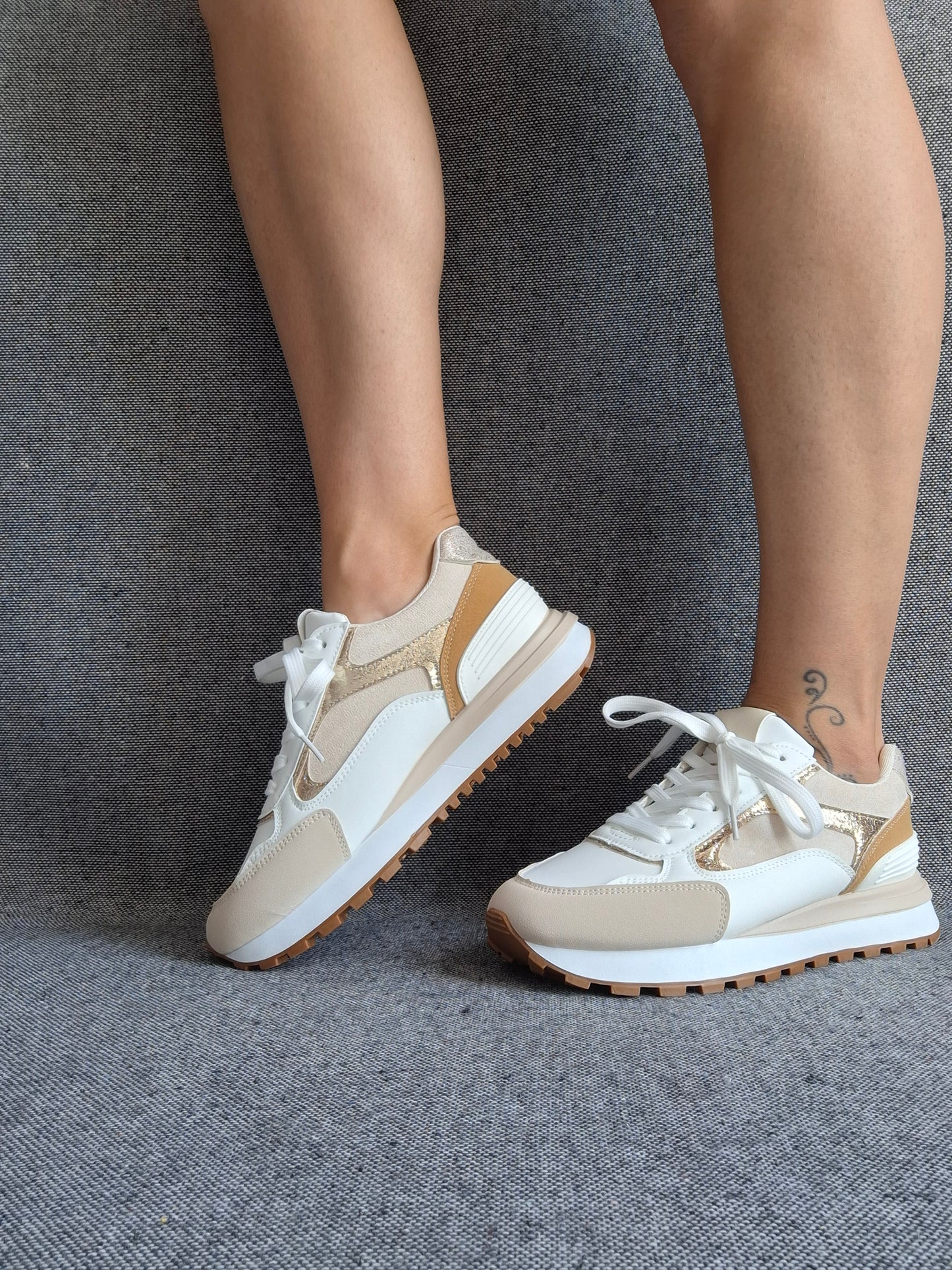 Chaussures baskets tendance beiges et blancs style sneakers