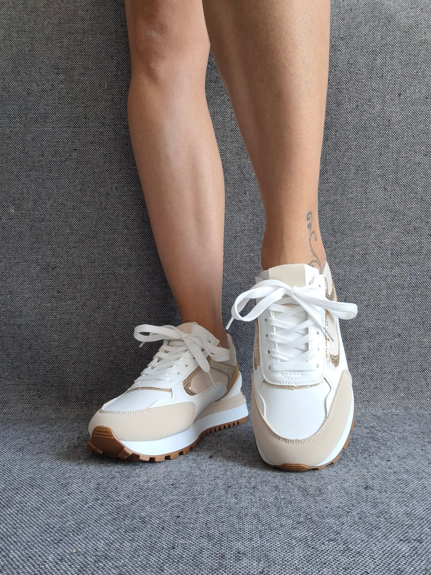 Chaussures baskets tendance beiges et blancs style sneakers