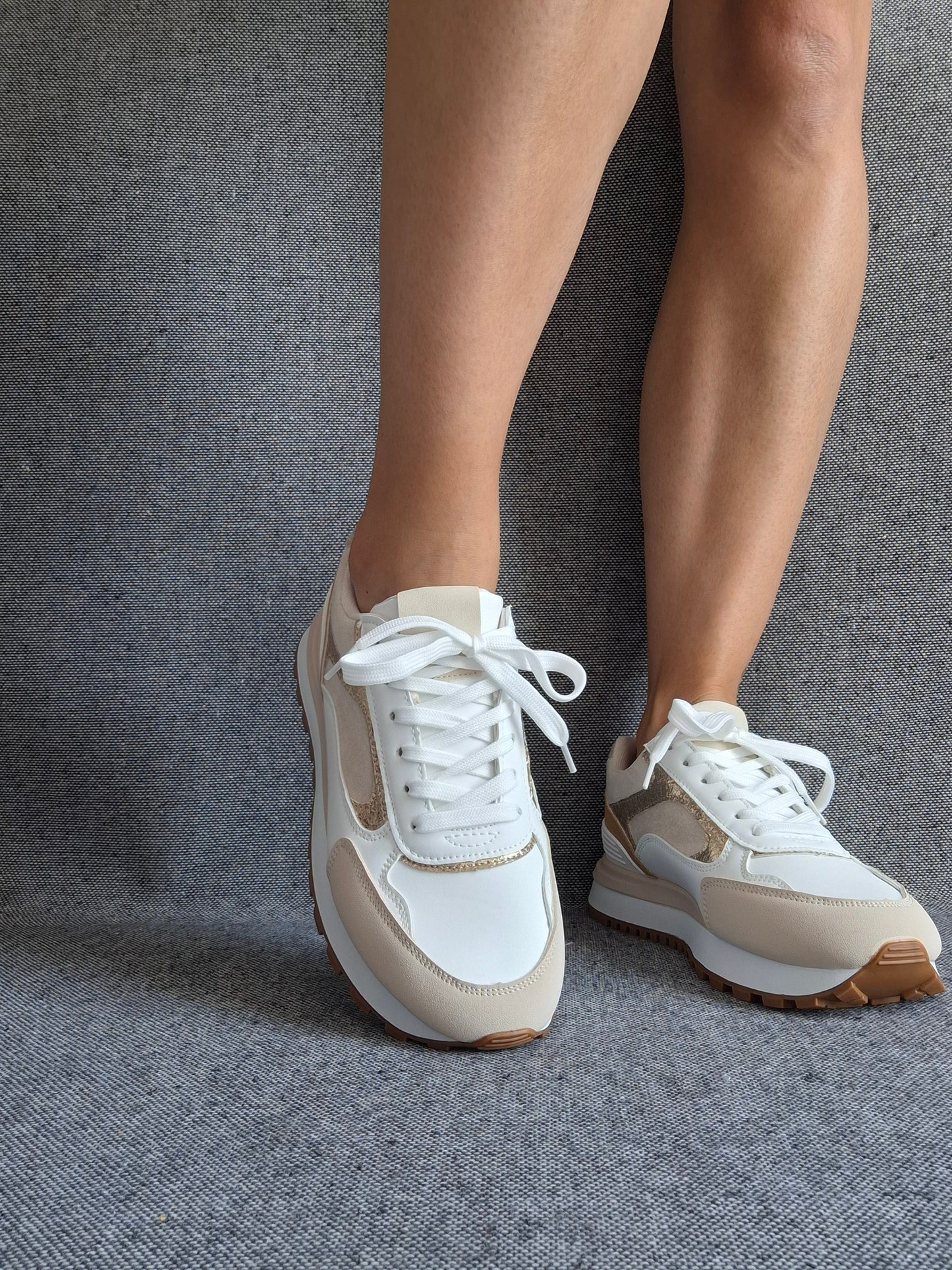 Chaussures baskets tendance beiges et blancs style sneakers