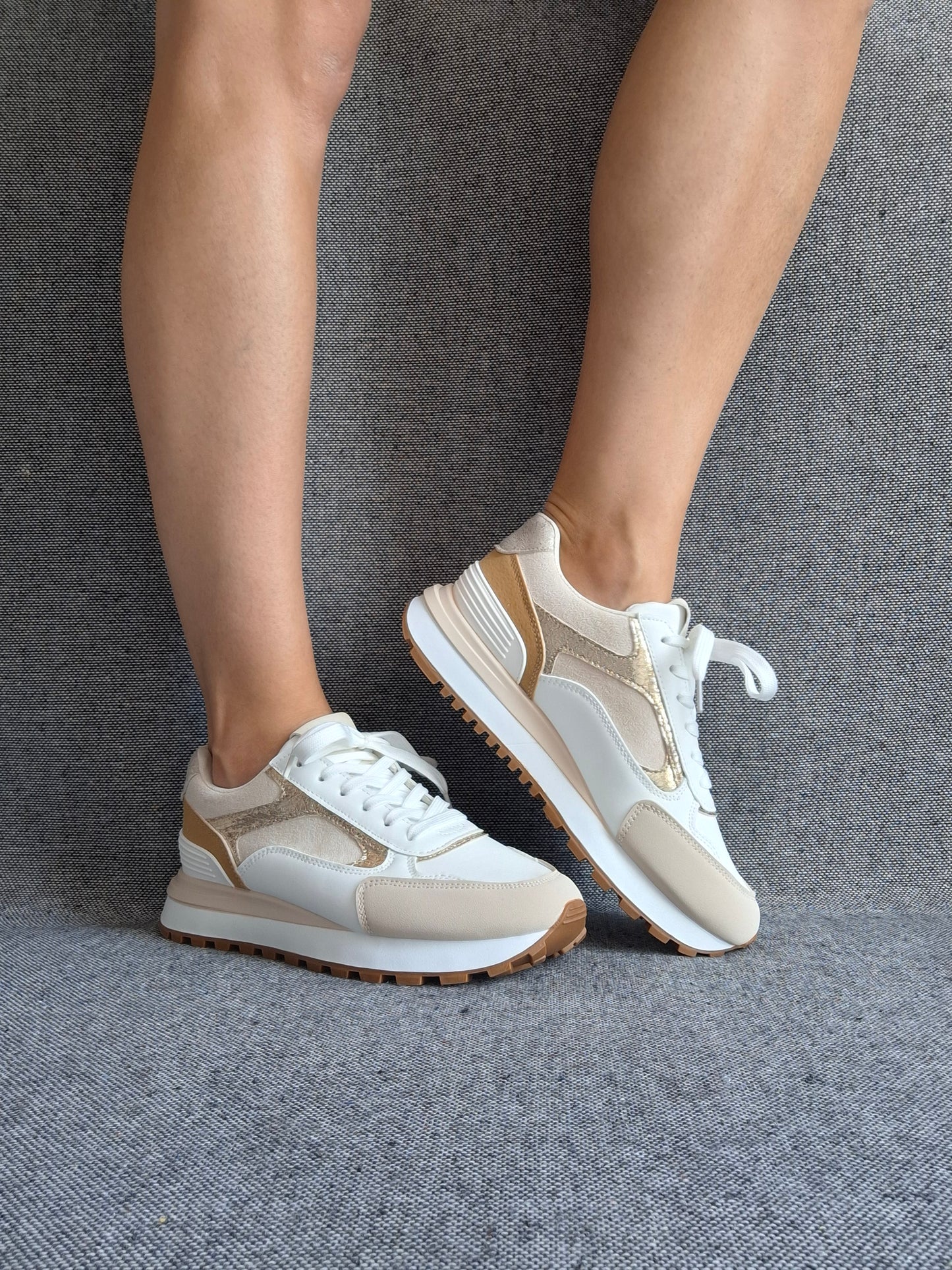 Chaussures baskets tendance beiges et blancs style sneakers