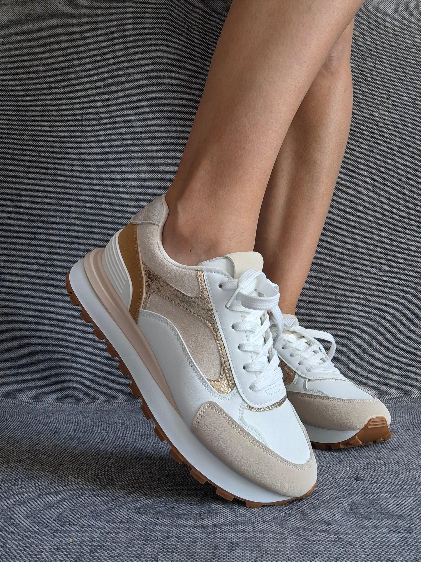 Chaussures baskets tendance beiges et blancs style sneakers