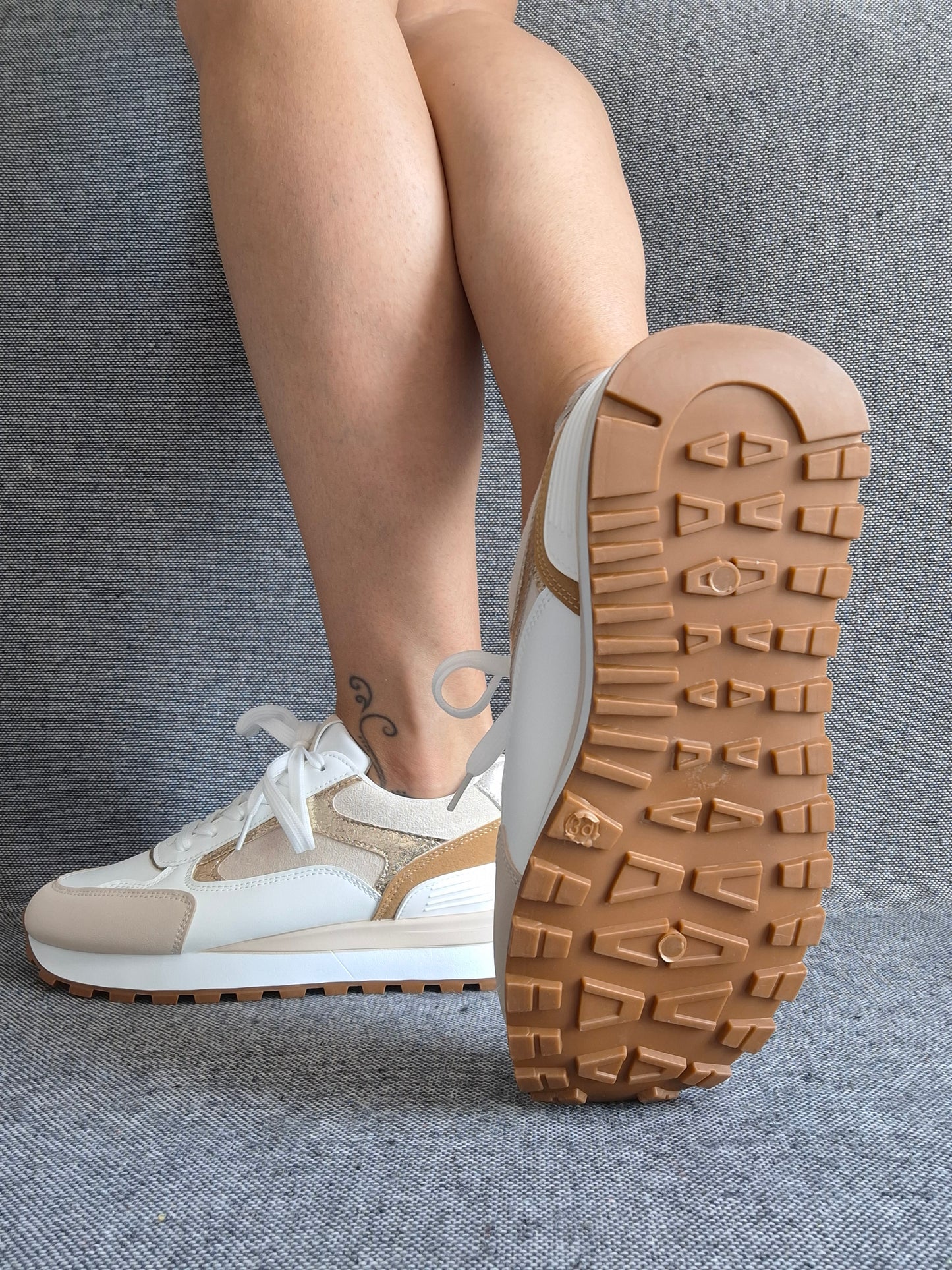 Chaussures baskets tendance beiges et blancs style sneakers